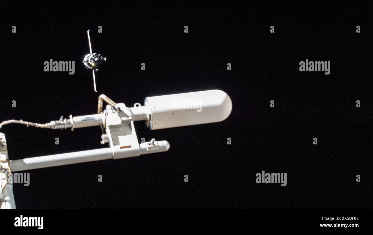 Le navire à équipage Soyouz MS-21 (en haut à gauche), transportant les cosmonautes Oleg Artemyev, Segey Korsakov et Denis Matveev, s'approche de la Station spatiale internationale pour un quai au module de dicking de la Station spatiale internationale. Au premier plan, est une antenne UHF utilisée pour les communications espace à espace et le principal moyen de communication radio avec les astronautes qui ont l'espace Banque D'Images