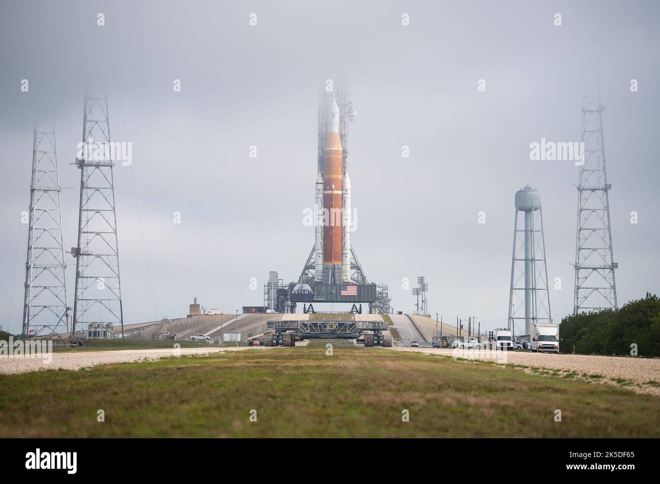 La fusée SLS avec le vaisseau spatial Orion sur un lanceur mobile au Launch Complex 39B a subi une répétition de robe humide pour vérifier les systèmes et pratiquer les procédures de compte à rebours avant Artemis I. Banque D'Images