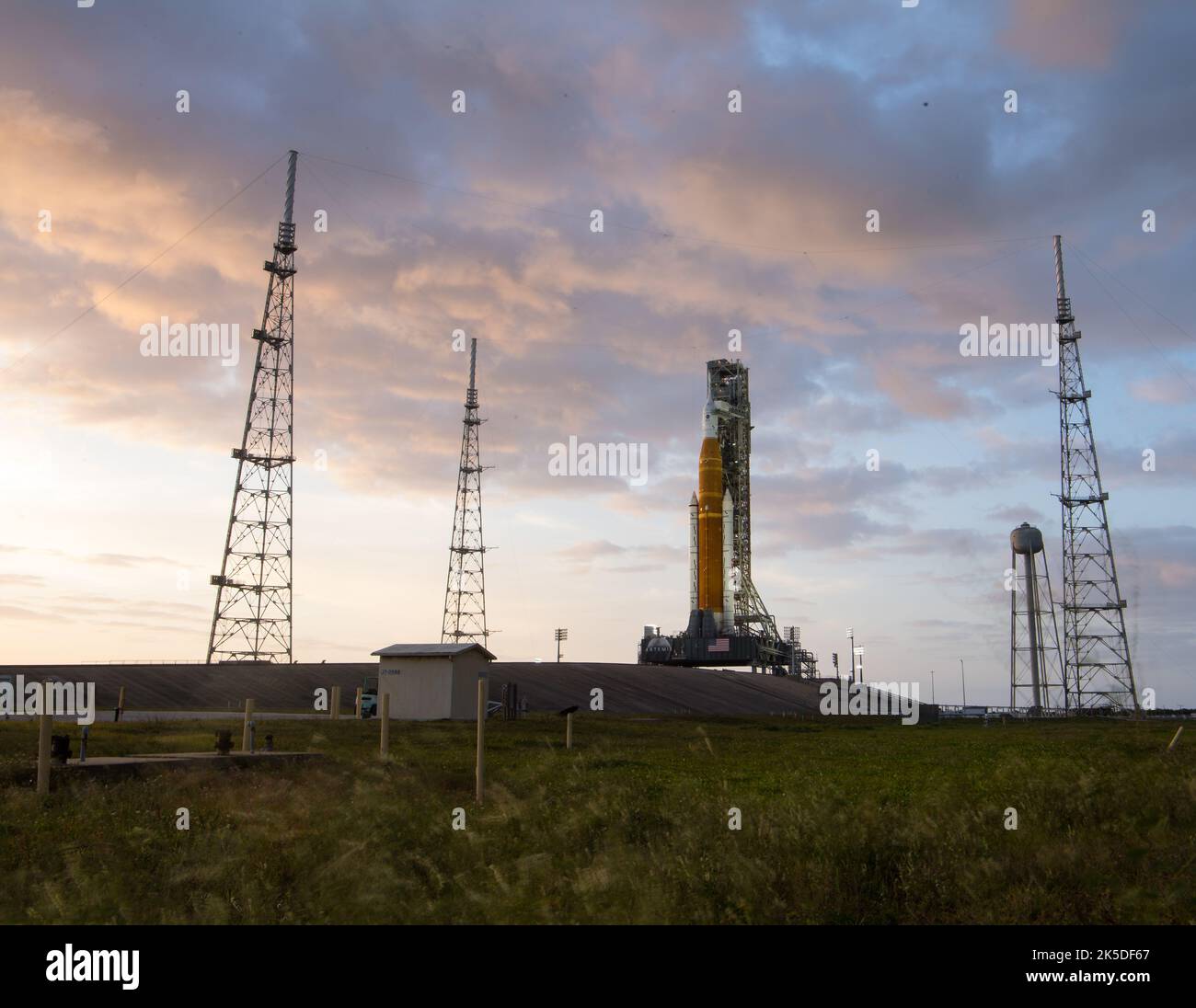 La fusée SLS de la NASA avec le vaisseau spatial Orion est au sommet d’un lanceur mobile au Launch Complex 39B au Kennedy Space Center, en Floride, le 21 avril 2022. Banque D'Images
