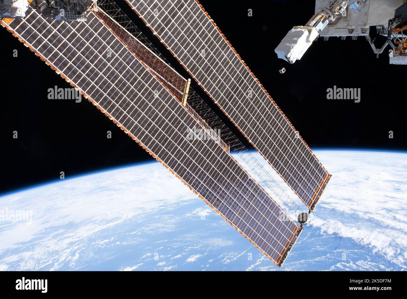4 Images 1 Mot Satellite Panneau Solaire Small satellite orbital deployer Banque de photographies et d'images à  haute résolution - Alamy