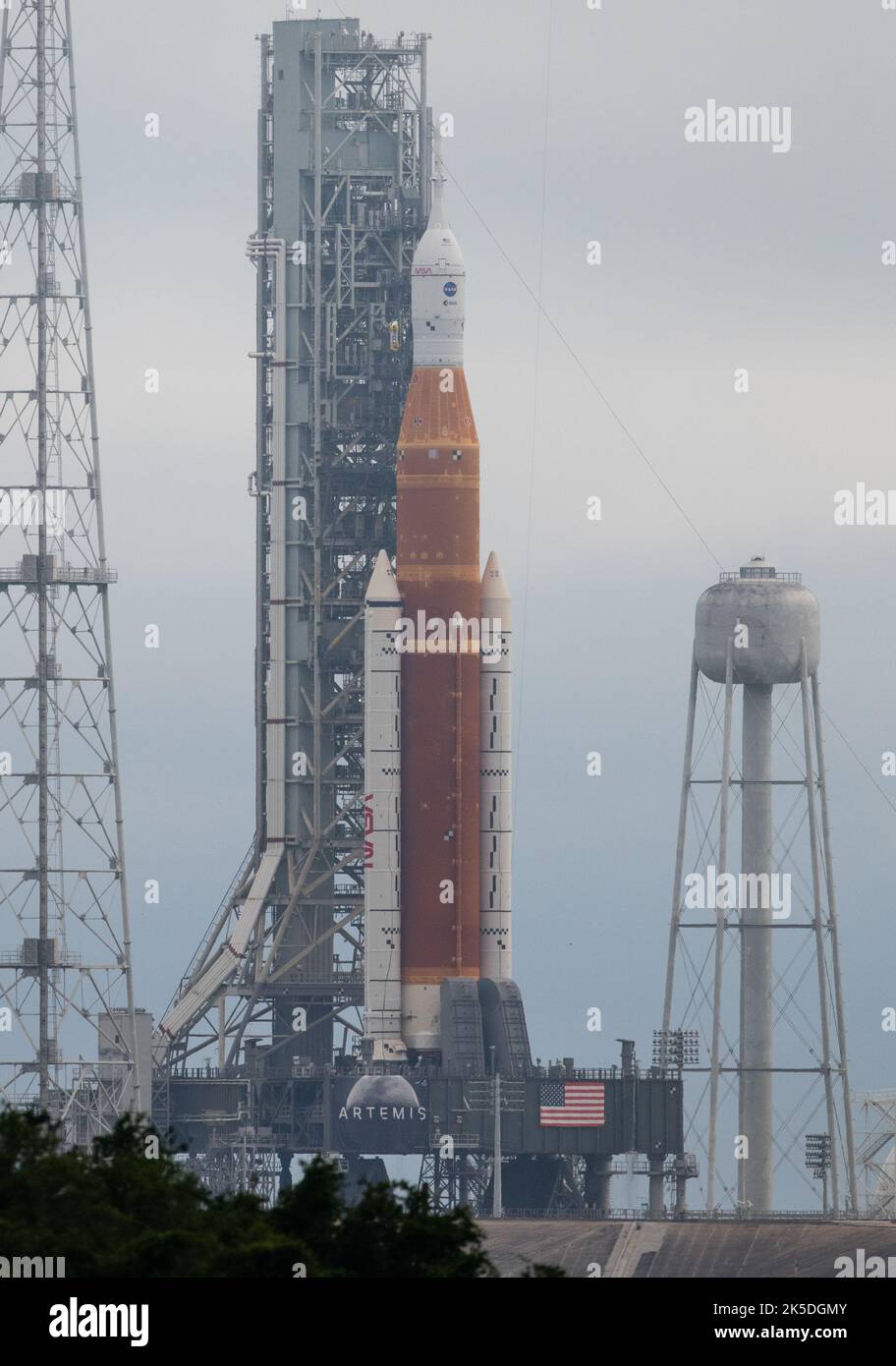 La fusée SLS de la NASA avec le vaisseau spatial Orion est préparée au sommet d’un lanceur mobile au Launch Complex 39B pour la répétition de vêtements humides Artemis I au Kennedy Space Center, en Floride. Banque D'Images