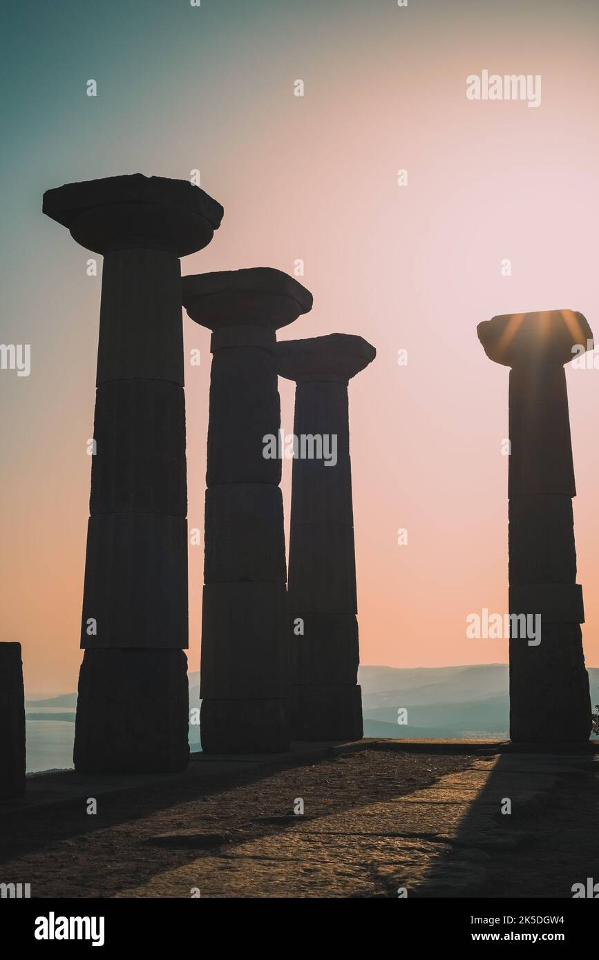 Ville ancienne d'Assos. Colonne Doric Temple d'Athéna au coucher du soleil. Behramkale, Canakkale, Turquie Banque D'Images