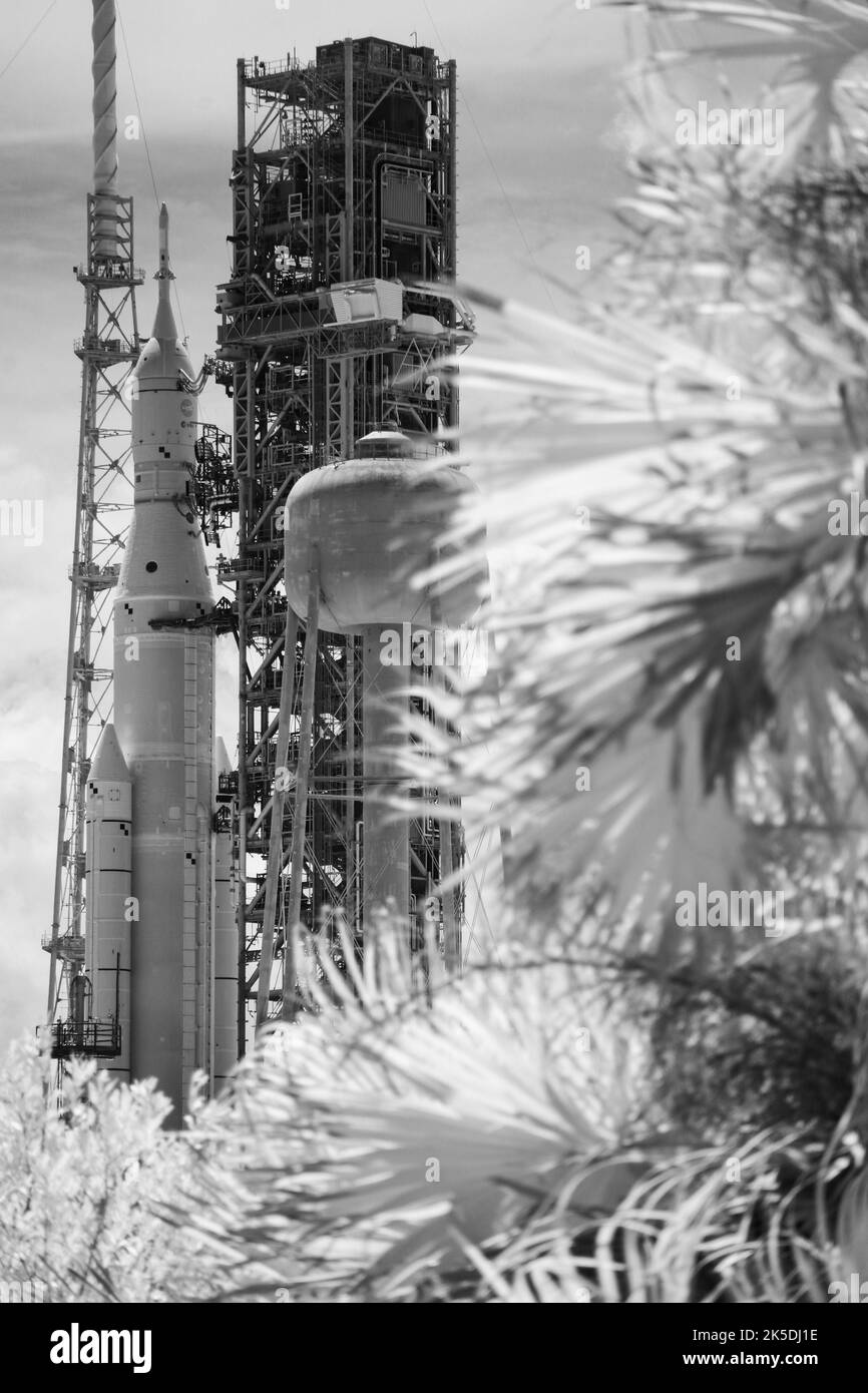 Dans cette image infrarouge noir et blanc, la fusée SLS (Space Launch System) de la NASA à bord de l'engin spatial Orion est vue sur le lanceur mobile du Launch Pad 39B, le mardi 30 août 2022, au Kennedy Space Center de la NASA en Floride. L’essai en vol Artemis I de la NASA est le premier essai intégré des systèmes d’exploration spatiale profonde de l’agence : l’engin spatial Orion, la fusée SLS et les systèmes terrestres auxiliaires. Banque D'Images