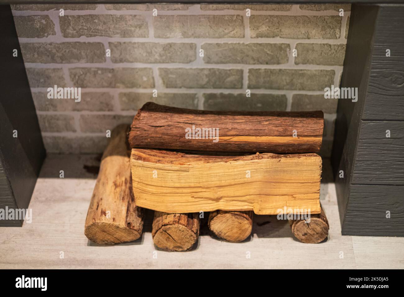Cheminée. Bois de chauffage intérieur préparé pour le feu. Concept de chauffage et de combustible solide. Personne, attention sélective Banque D'Images
