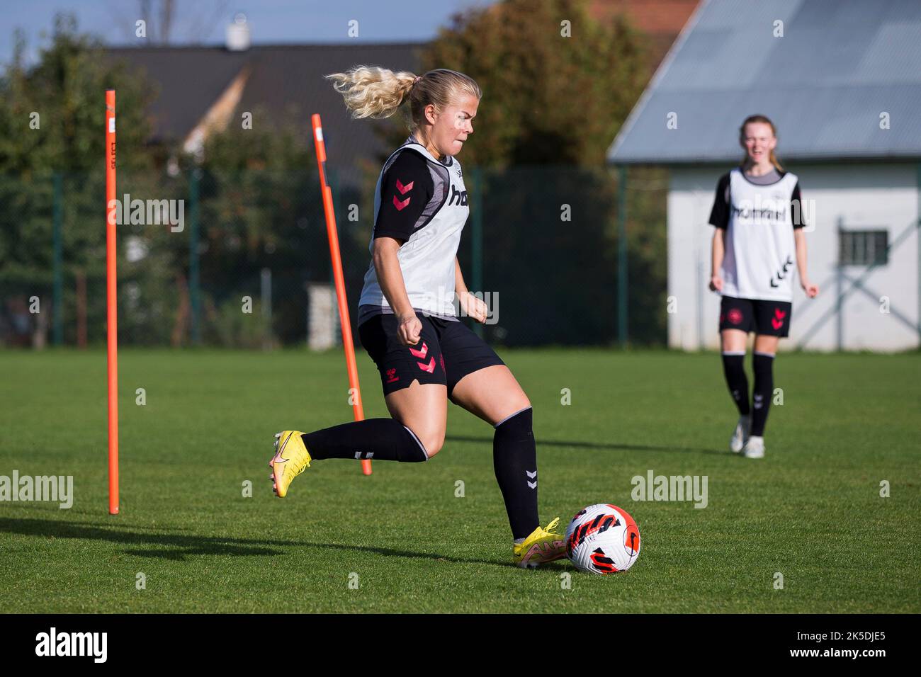 Poprad, Slovaquie, 6th octobre 2022. Mathilde Vistisen se réchauffe lors de la session de formation Danemark U19 au Centre national de formation de Poprad, Slovaquie. 6 octobre 2022. Crédit : Nikola Krstic/Alay Banque D'Images