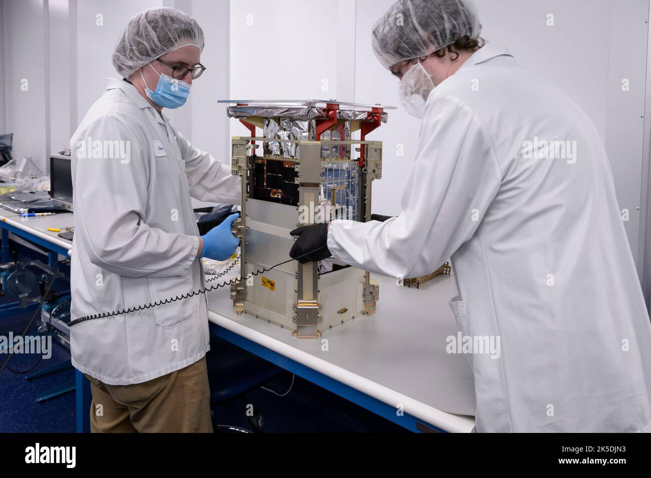 Matt Johnson et Dylan Schmidt sont photographiés avec le vaisseau spatial CAPSTONE rangé dans son distributeur à Tyvak Nano-satellite Systems à Irvine, en Californie. CAPSTONE est un Cubesat pour Cislunar Autonomous Positioning System Technology Operations and navigation Experiment Banque D'Images