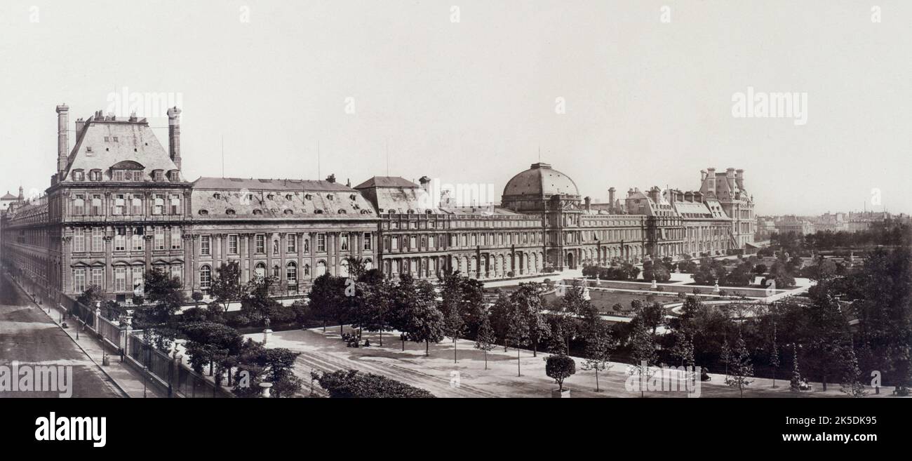 Panorama pris de la rue de Rivoli vers la façade des Tuileries, 1st arrondissement, Paris, entre 1862 et 1871. Banque D'Images