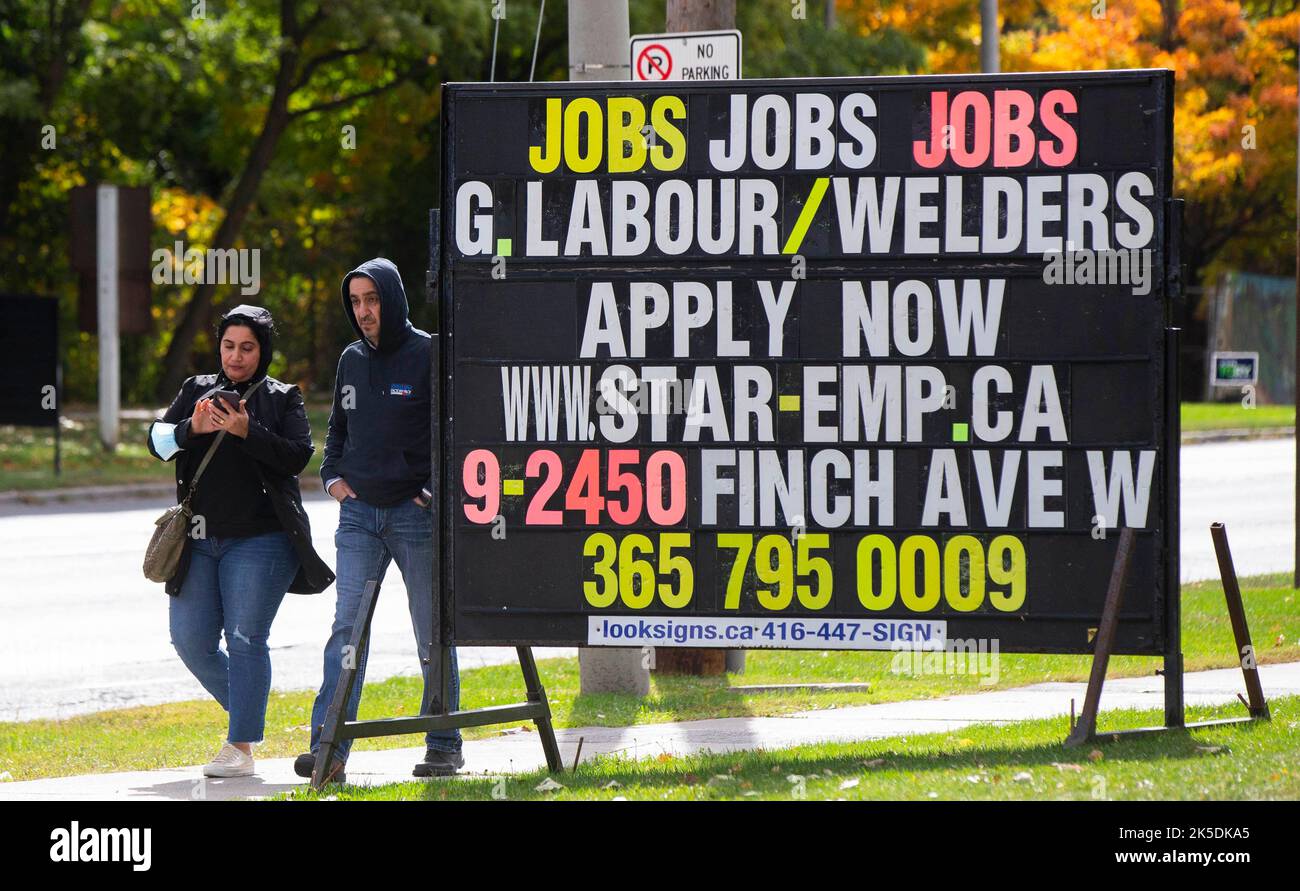 Toronto, Canada. 7th octobre 2022. Les gens marchent devant un tableau d'emploi près d'une rue à Toronto, Canada, le 7 octobre 2022. Le Canada a ajouté 21 000 emplois en septembre, avec un taux d'emploi élevé pour les parents d'âge de base, a déclaré Statistique Canada vendredi. Credit: Zou Zheng/Xinhua/Alamy Live News Banque D'Images