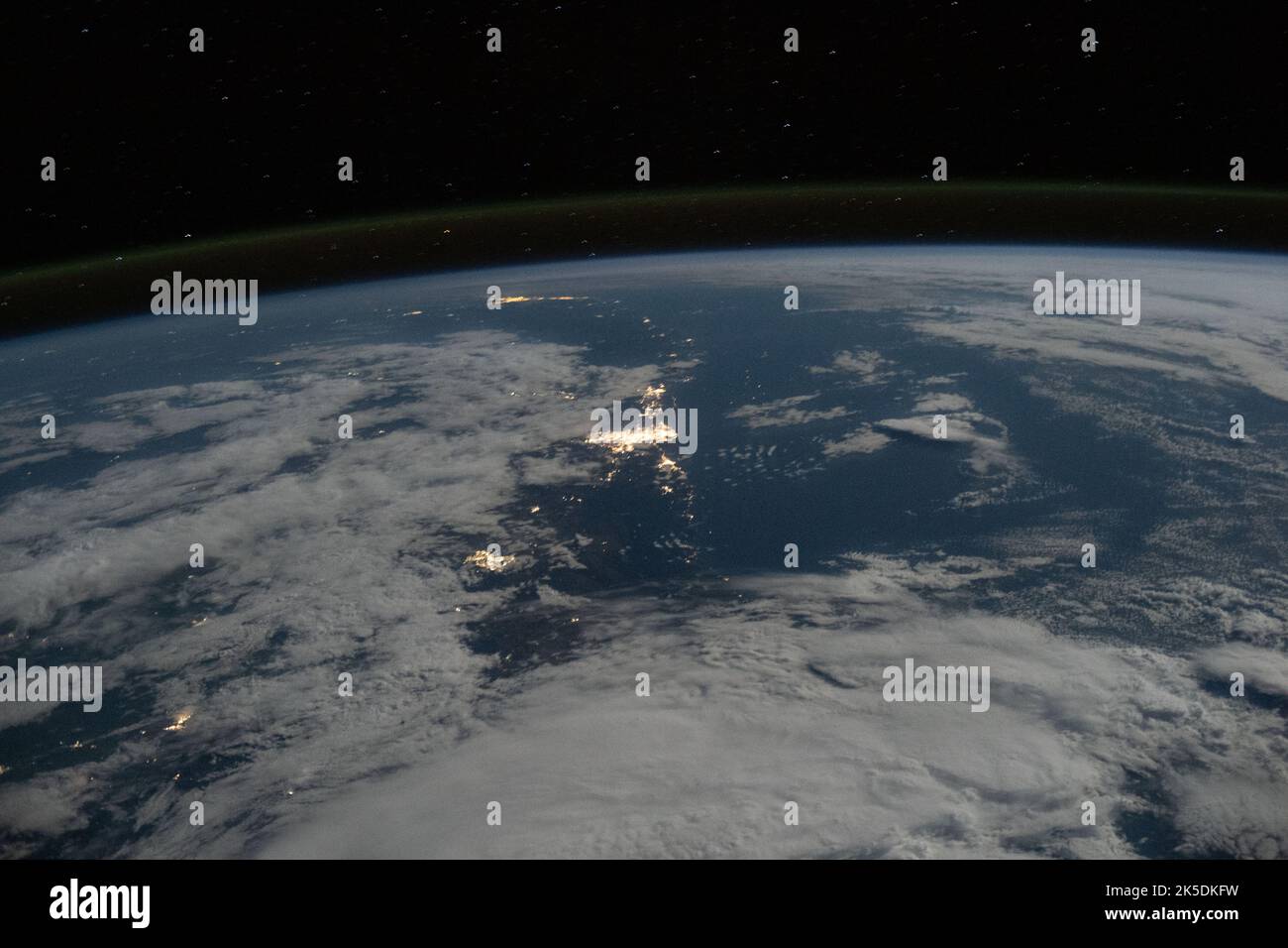 Les lumières de la ville le long de la côte sud-est de l'Australie, y compris (de haut en bas) Brisbane, Sydney et Canberra, sont représentées sous une légère lueur d'ambiance tandis que la Station spatiale internationale était en orbite à 269 kilomètres au-dessus de l'état insulaire de la Tasmanie. Banque D'Images