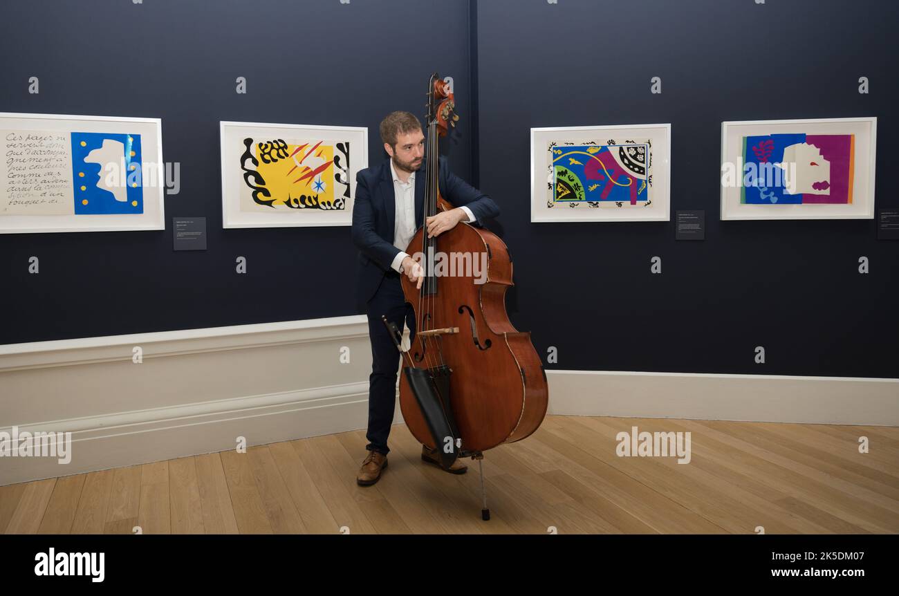 Une exposition Taste for Impressionism à National Galleries of Scotland, Édimbourg; le contrebassiste Andrew Robb joue de la musique jazz d'Henri Matisse ja Banque D'Images