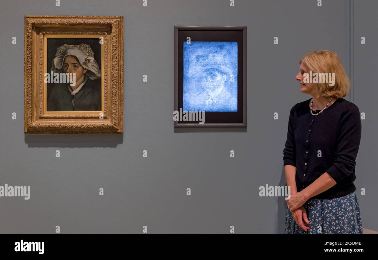 Une exposition Taste for Impressionism, National Galleries of Scotland, Édimbourg; la conservatrice Frances Fowle admire un autoportrait de Van Gogh Banque D'Images