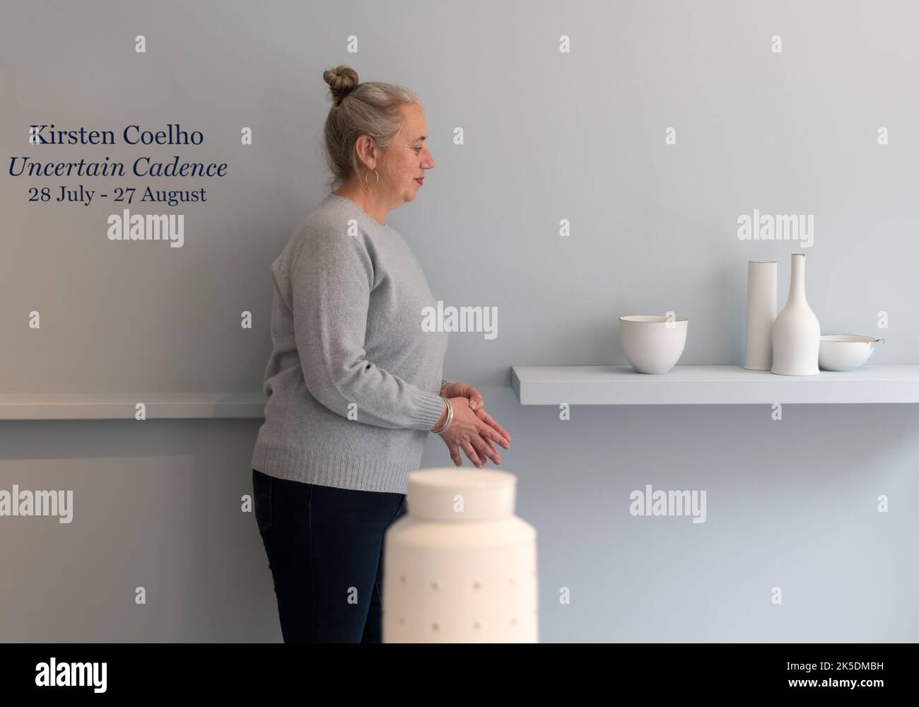 Céramique de porcelaine par le céramiste Kirsten Coelho en exposition d'art à la Scottish Gallery, Edimbourg, Ecosse, Royaume-Uni Banque D'Images