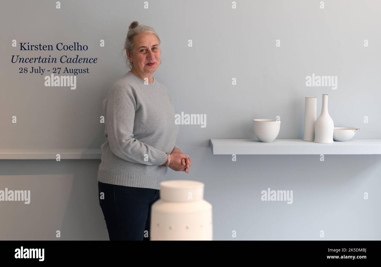 Céramique de porcelaine par le céramiste Kirsten Coelho en exposition d'art à la Scottish Gallery, Edimbourg, Ecosse, Royaume-Uni Banque D'Images