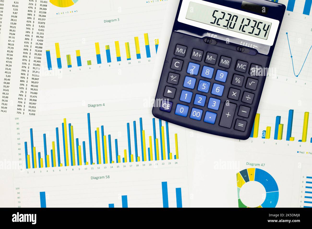 Table de bureau avec vue sur le dessus. Rapport financier. Pose à plat. Espace de travail avec fournitures de bureau, numéro de compte sur le papier de données, diagrammes Banque D'Images