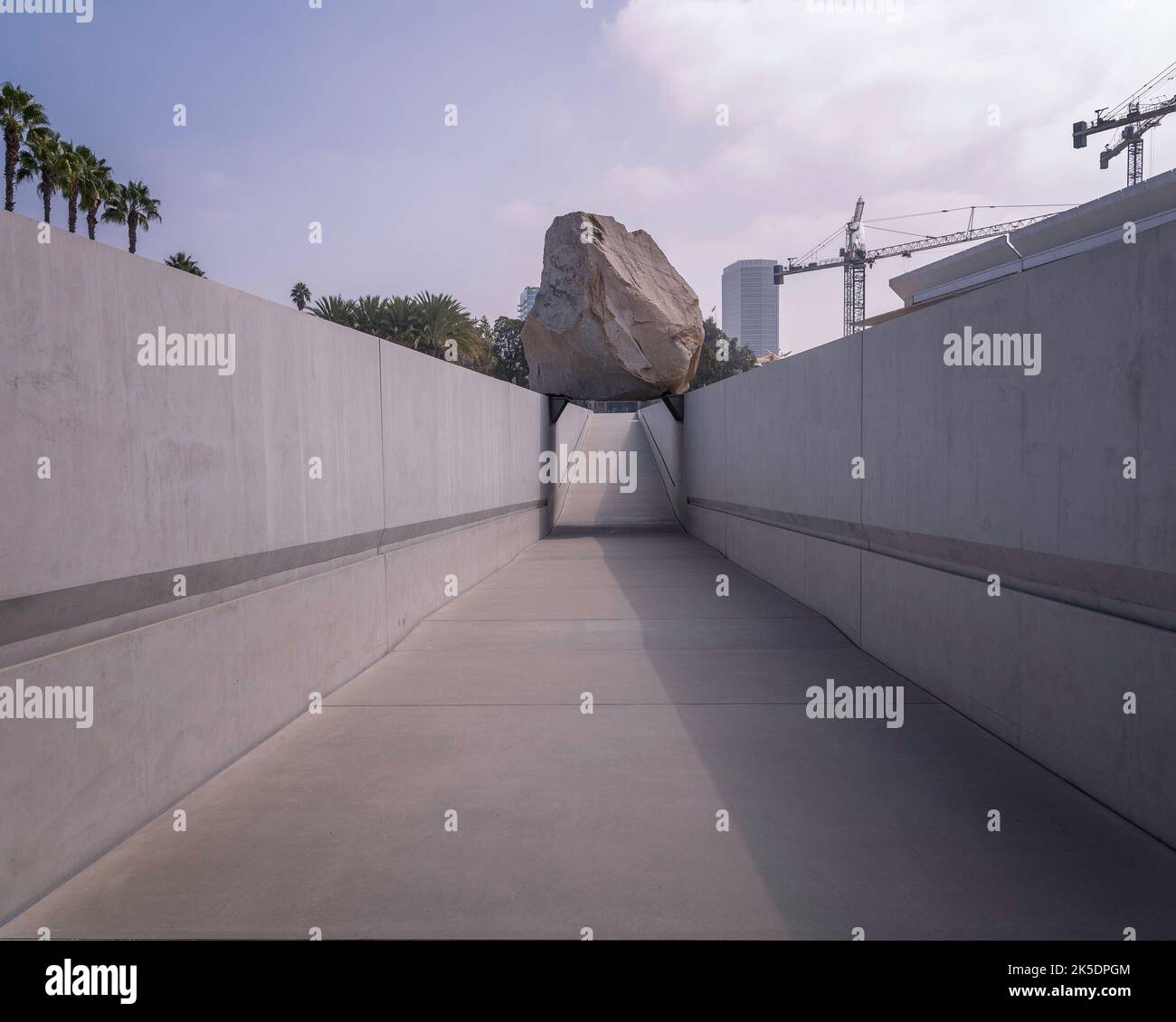 Los Angeles, CA, Etats-Unis - 6 octobre 2022: La sculpture d'art public « masse lévitée » de l'artiste Michael Heizer est exposée au LACMA à Los Angeles, CA. Banque D'Images