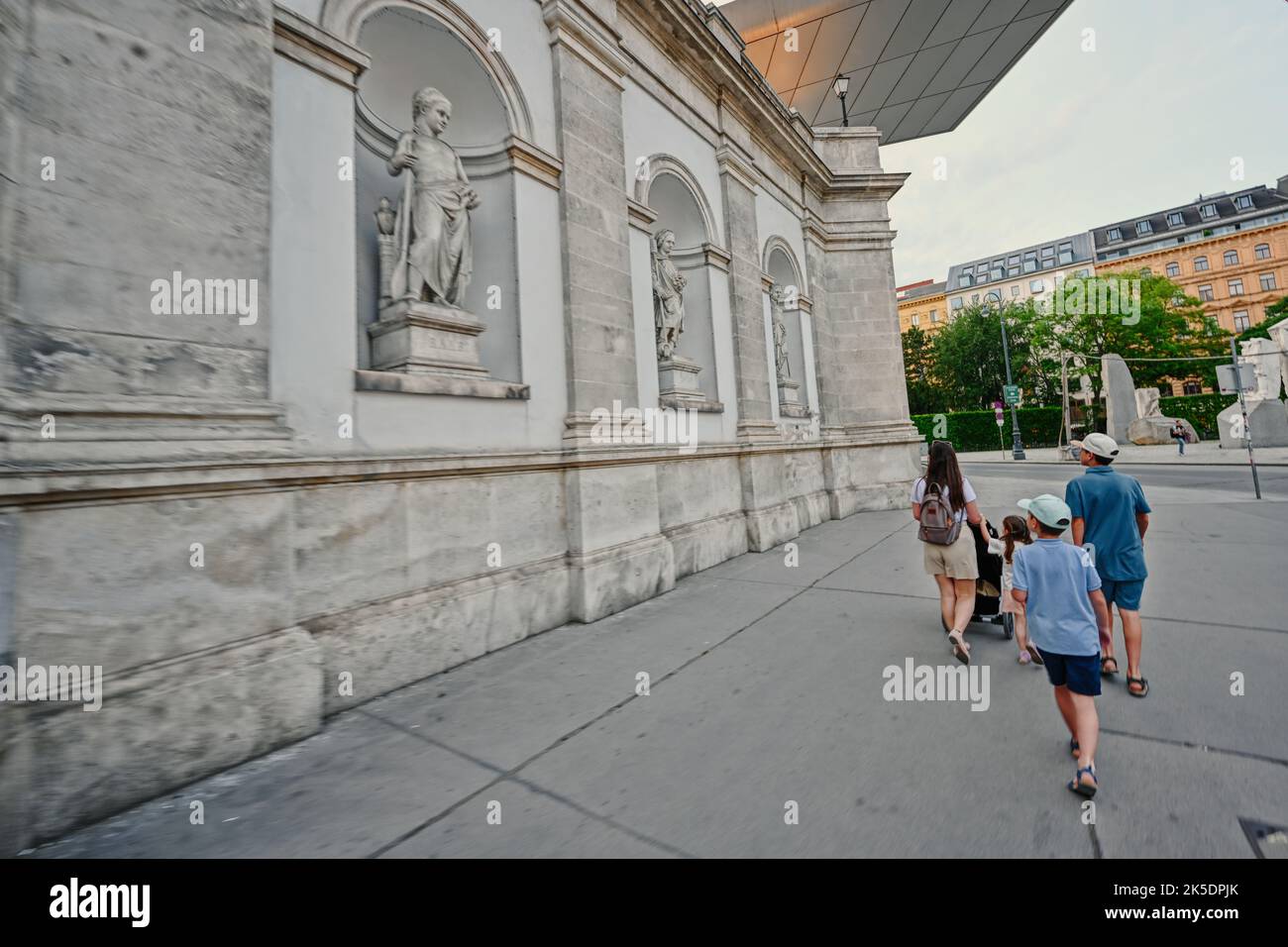Vienne, Autriche - 17 mai 2022: Mère avec enfants marchant près du musée Albertina dans le Stadt de Vienne, Autriche. Banque D'Images