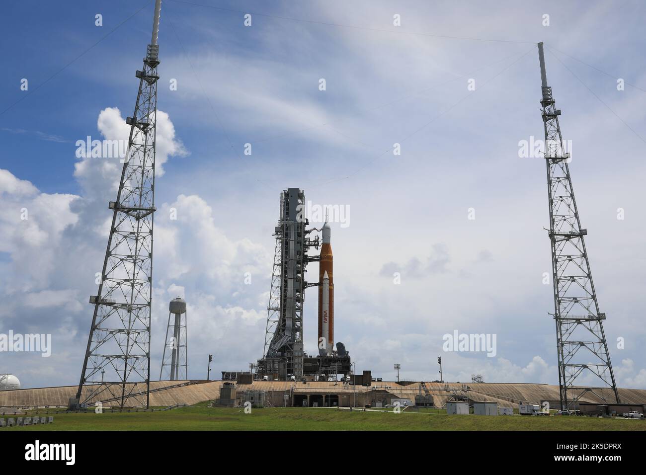 Le 30 juin 2022, Artemis I SLS et Orion ont été testés au sommet du lanceur mobile sur le Launch Pad 39B avec une répétition de robe humide sous un ciel bleu au Kennedy Space Center. Banque D'Images