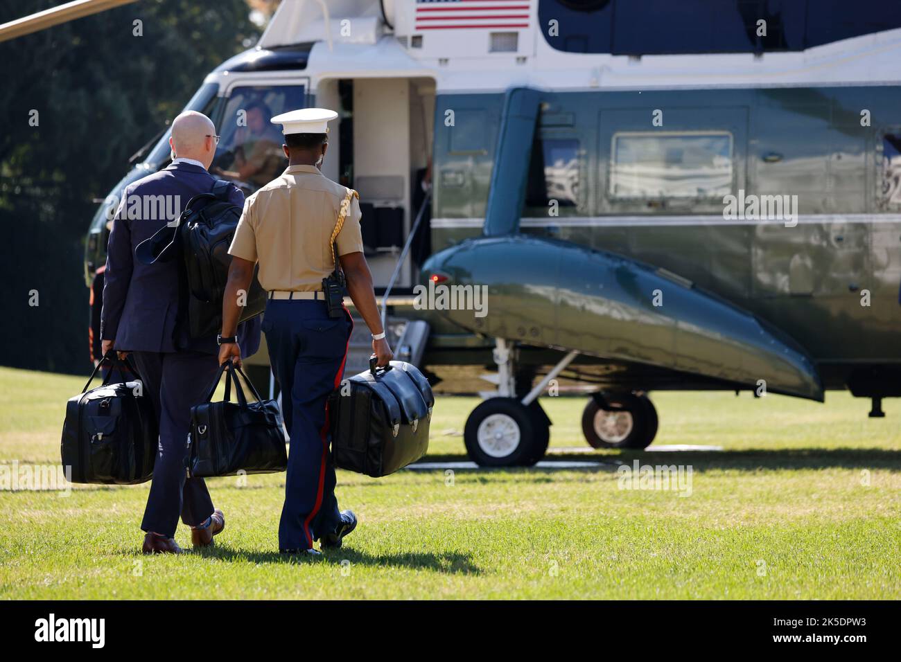 Un officier militaire du corps des Marines des États-Unis porte les codes de lancement nucléaire appelés « football », car il suit le président Joe Biden sur Marine One sur la pelouse sud de la Maison Blanche Washington, DC, États-Unis, le vendredi 7 octobre, 2022. Biden a déclaré que les États-Unis tentent de trouver une « rampe d'accès » pour le président russe Vladimir Poutine et craint que ses menaces d'utiliser des armes nucléaires tactiques soient réelles et pourraient conduire à « l'Armageddon ». Crédit : Shen/Pool de Tting via CNP Banque D'Images