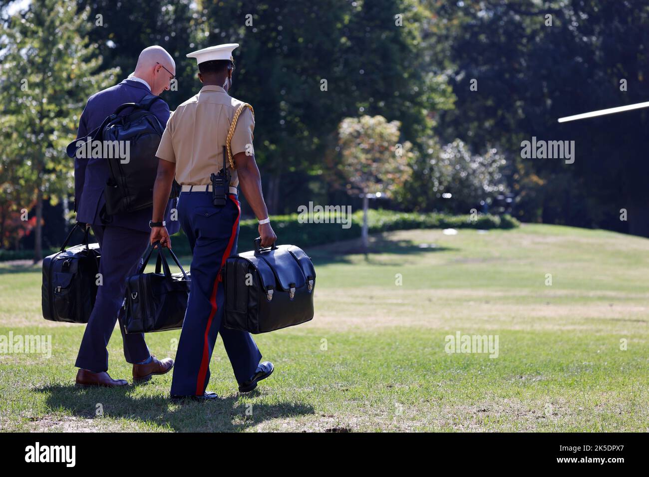 Un officier militaire du corps des Marines des États-Unis porte les codes de lancement nucléaire appelés « football », car il suit le président Joe Biden sur Marine One sur la pelouse sud de la Maison Blanche Washington, DC, États-Unis, le vendredi 7 octobre, 2022. Biden a déclaré que les États-Unis tentent de trouver une « rampe d'accès » pour le président russe Vladimir Poutine et craint que ses menaces d'utiliser des armes nucléaires tactiques soient réelles et pourraient conduire à « l'Armageddon ». Crédit : Shen/Pool de Tting via CNP Banque D'Images