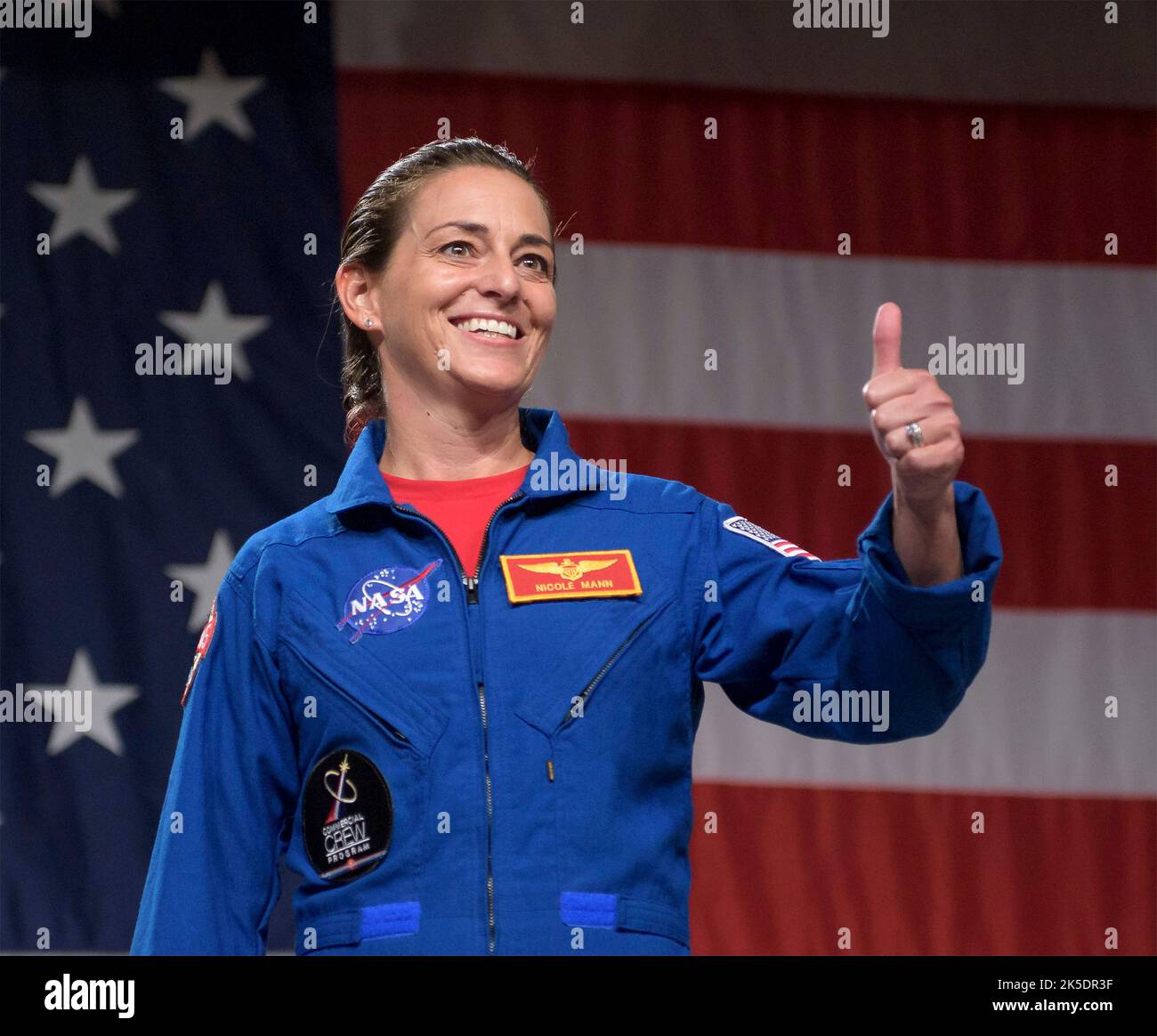 Houston, États-Unis d'Amérique. 03 août 2018. Nicole Mann, astronaute de la NASA, se fait un pouce après avoir été sélectionnée pour le vol d'essai de l'équipage du Boeing CST-100 Starliner à destination de la Station spatiale internationale au Centre spatial Johnson, à 3 août 2018, à Houston, au Texas. Mann est la première amérindienne et la première femme à commander une mission de la NASA dans l'espace. Credit: Bill Ingalls/NASA/Alamy Live News Banque D'Images