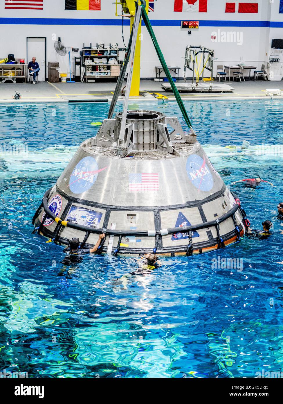 Un groupe de plongeurs de la Marine américaine, de nageurs de secours de la Force aérienne et de la Garde côtière pratiquent les techniques de récupération Orion en cours cette semaine dans le laboratoire de flottabilité neutre (NBL) du Johnson Space Center de la NASA à Houston le 21 septembre 2016, Préparer le premier vol d’essai d’un engin spatial Orion non crevé avec la fusée Space Launch System de l’agence pendant Artemis I. Banque D'Images