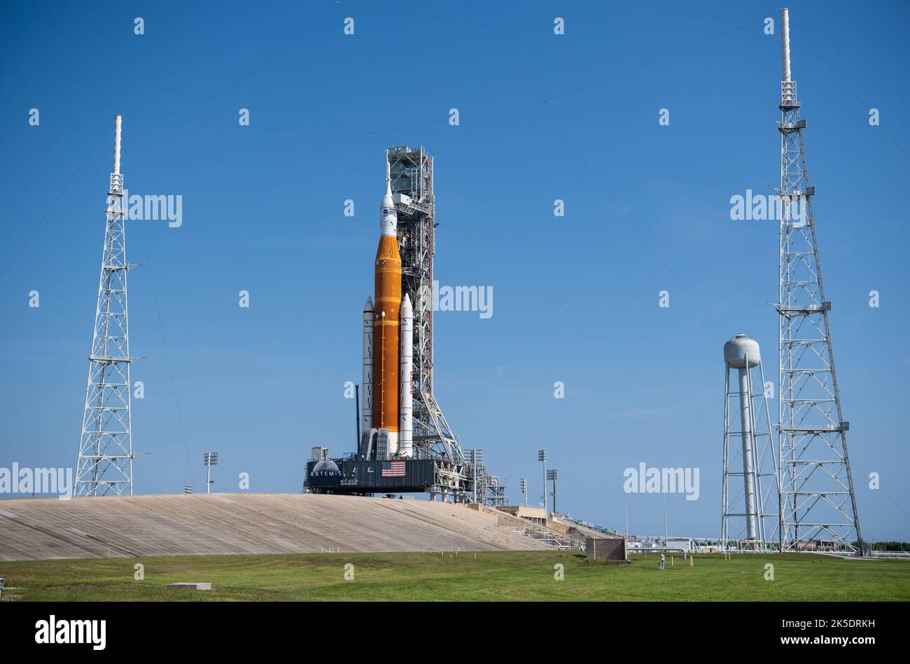 La fusée Space Launch System (SLS) de la NASA transportant le vaisseau spatial Orion est positionnée sur un lanceur mobile au Launch Pad 39B du Kennedy Space Center en Floride pour la mission Artemis I, le premier test intégré des systèmes d'exploration spatiale lointaine de la NASA, avec un lancement ciblé au plus tôt le 29 août 2022. Banque D'Images