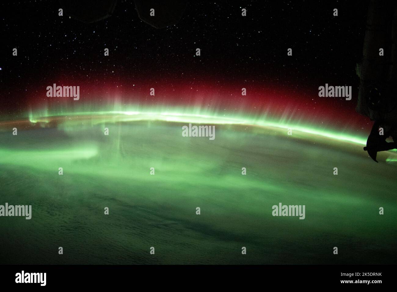 Une aurore brillante s'écoule au-dessus de l'horizon de la Terre dans cette photo, à l'intérieur de la Station spatiale internationale, alors qu'elle était en orbite à 270 kilomètres au-dessus du sud-est de l'océan Indien des terres australes et antarctiques françaises. Banque D'Images