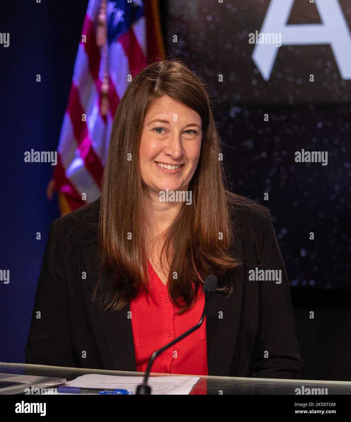 Kathryn Hambleton, NASA Communications, modélisait un briefing de