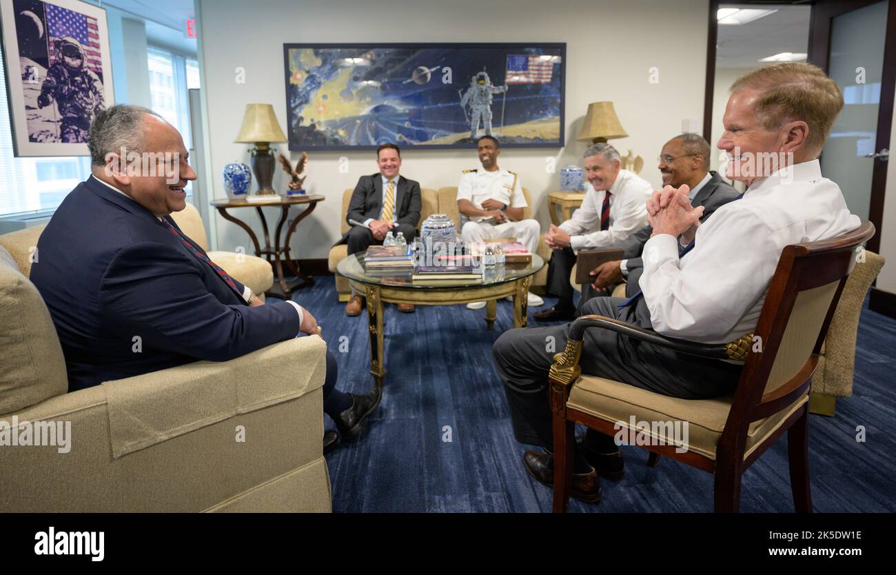 Le secrétaire de la Marine Carlos Del Toro, à gauche, l'administrateur de la NASA Bill Nelson, à droite, et d'autres hauts dirigeants se rencontrent mardi, 7 juin 2022, au siège de la NASA Mary W. Jackson, à Washington. Banque D'Images