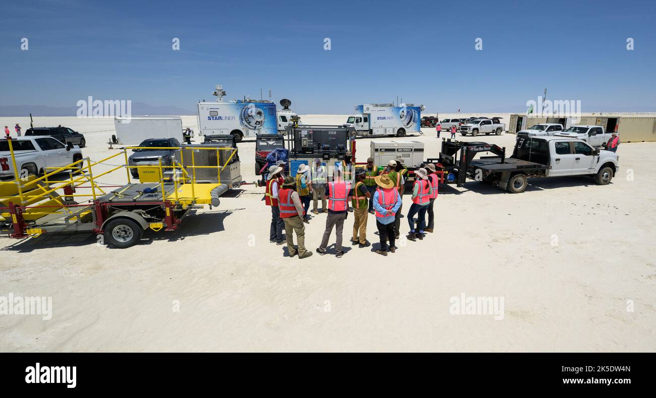 Les équipes de la NASA et de Boeing se préparent à l’atterrissage du vaisseau spatial Boeing CST-100 Starliner dans le port spatial de la chaîne de tir de missiles de White Sands, mercredi, à 25 mai 2022, au Nouveau-Mexique. L'essai orbital Flight Test-2 (OFT-2) de Boeing est le deuxième essai en vol sans équipage de Starliner à la Station spatiale internationale dans le cadre du programme commercial Crew de la NASA. OFT-2 sert de test de bout en bout des capacités du système. Banque D'Images