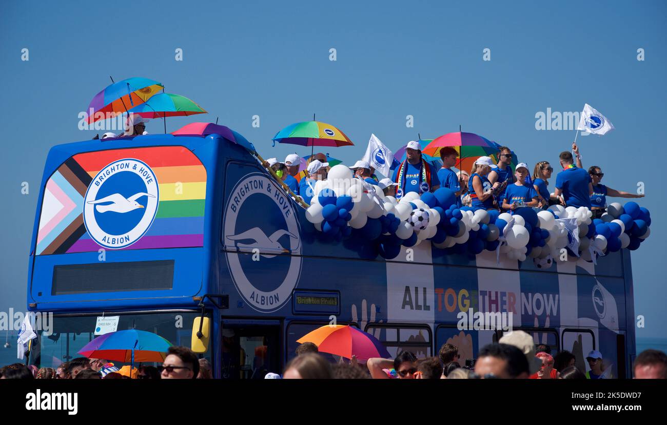 Brighton & Hove Pride Festival, Brighton & Hove, East Sussex, Angleterre. La fierté officielle du club de football Brighton & Hove Albion « flotte » à bord d'un bus à impériale ouvert, décoré dans les couleurs de l'équipe. Banque D'Images