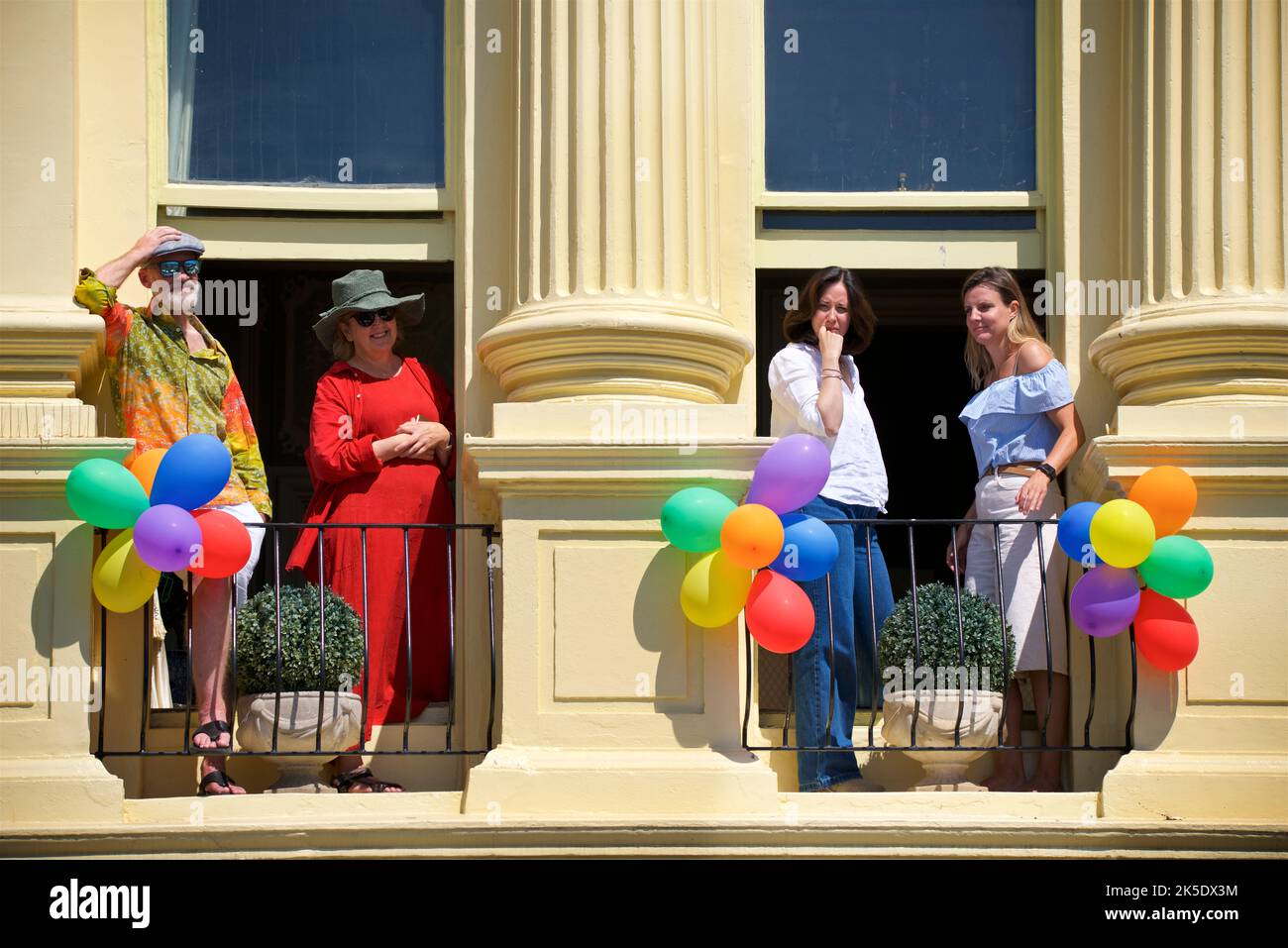 Brighton & Hove Pride Festival, Brighton & Hove, East Sussex, Angleterre. Les habitants de la région s'intéressent à l'architecture Regency de Brunswick Terrace, Hove. Banque D'Images