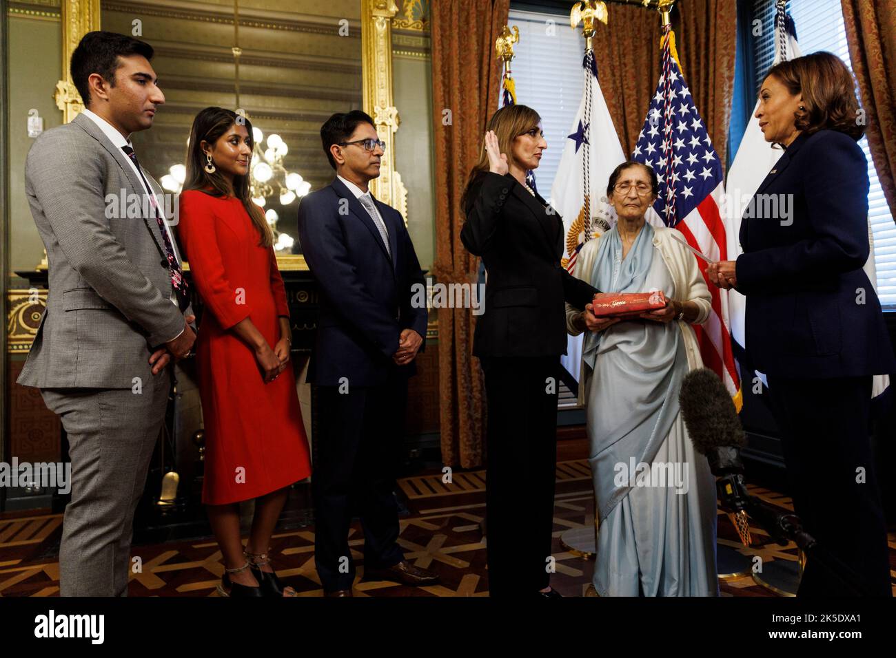 Washington DC, États-Unis. 07th octobre 2022. Le vice-président des États-Unis, Kamala Harris, s'éverbe à Shefali Razdan Duggal, ambassadeur des États-Unis aux pays-Bas, dans le bureau de cérémonie du vice-président, dans le bâtiment Eisenhower Executive Office, sur le campus de la Maison Blanche à Washington, DC, Etats-Unis, vendredi, 7 octobre, 2022. Duggal a été confirmé par le Sénat américain sur 19 septembre 2022. Crédit : MediaPunch Inc/Alamy Live News Banque D'Images