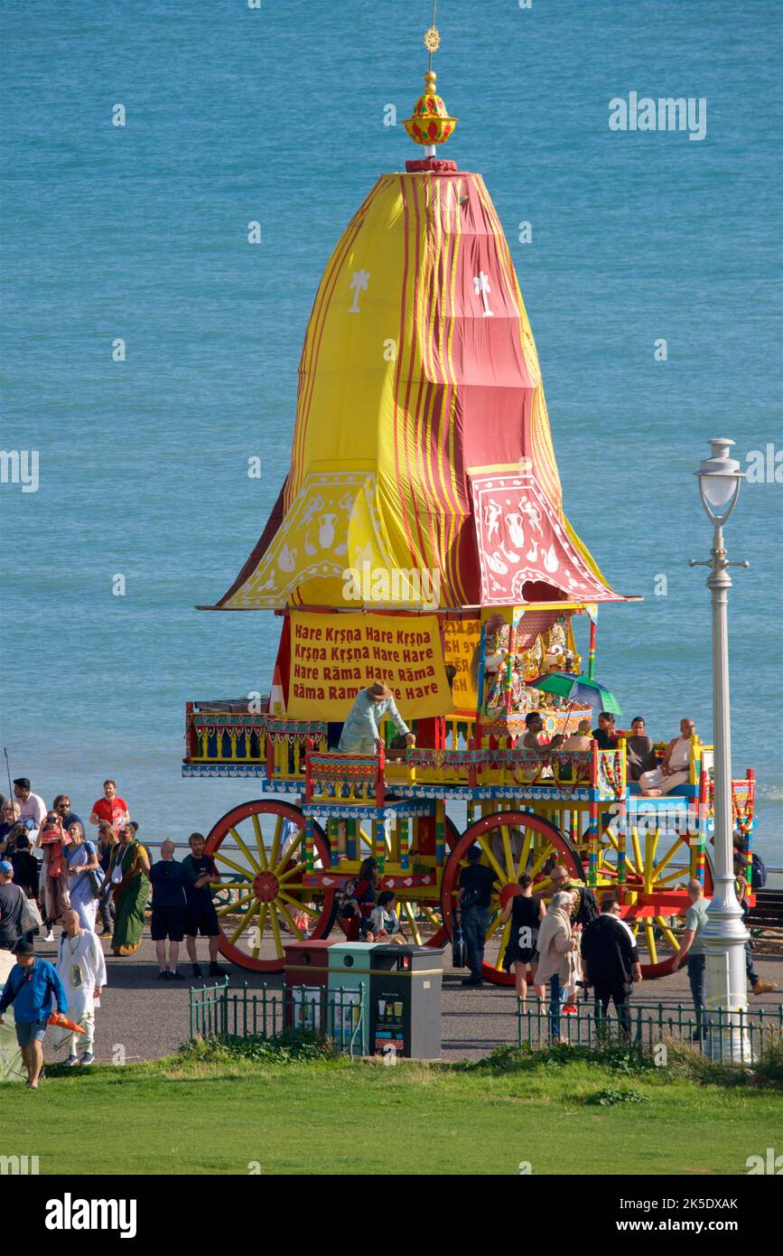 Le Lièvre Krishna procession juggernaut, le festival annuel de Rathayatra pour Lord Krishna et ses fidèles proménades le long de l'esplanade Hove chaque année. Krishna, dans sa forme de Jagannatha, est tiré le long d'un grand jongleur en bois. Banque D'Images