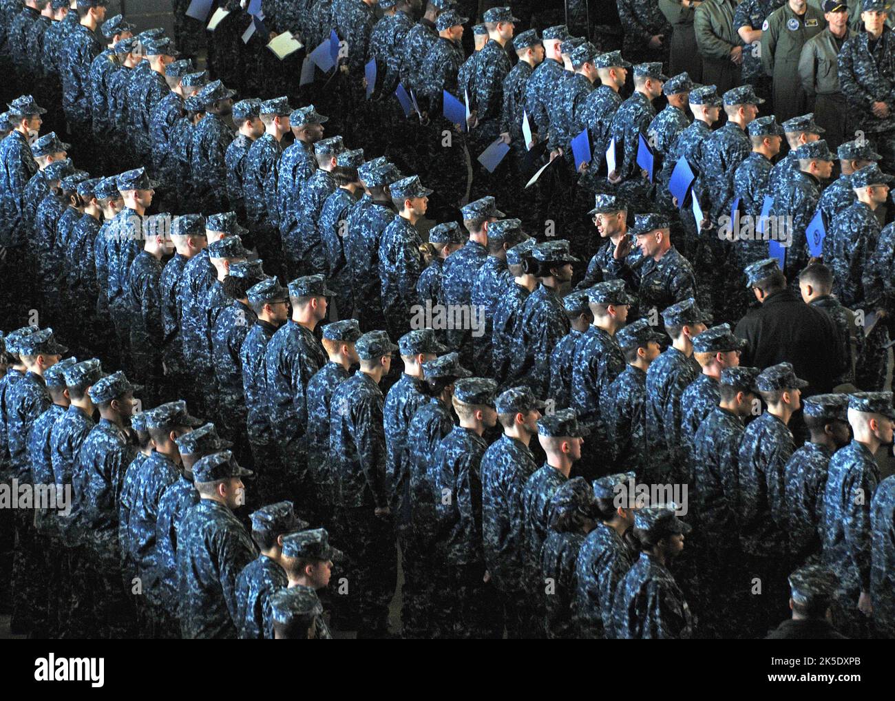 Les officiers Petty nouvellement promus sont en formation à bord des États-Unis Le porte-avions USS George Washington (CVN 73) déployé par la Marine, tandis que le capitaine G.J. Fenton, le commandant des navires, présente ses lettres de frocking lors d'une cérémonie de frocking. George Washington a fait des frondes de 537 marins pendant la cérémonie. YOKOSUKA, Japon, 7 décembre 2012. Version optimisée d'une norme américaine Bleu marine photo. Credit US Navy/R. G. Go Banque D'Images