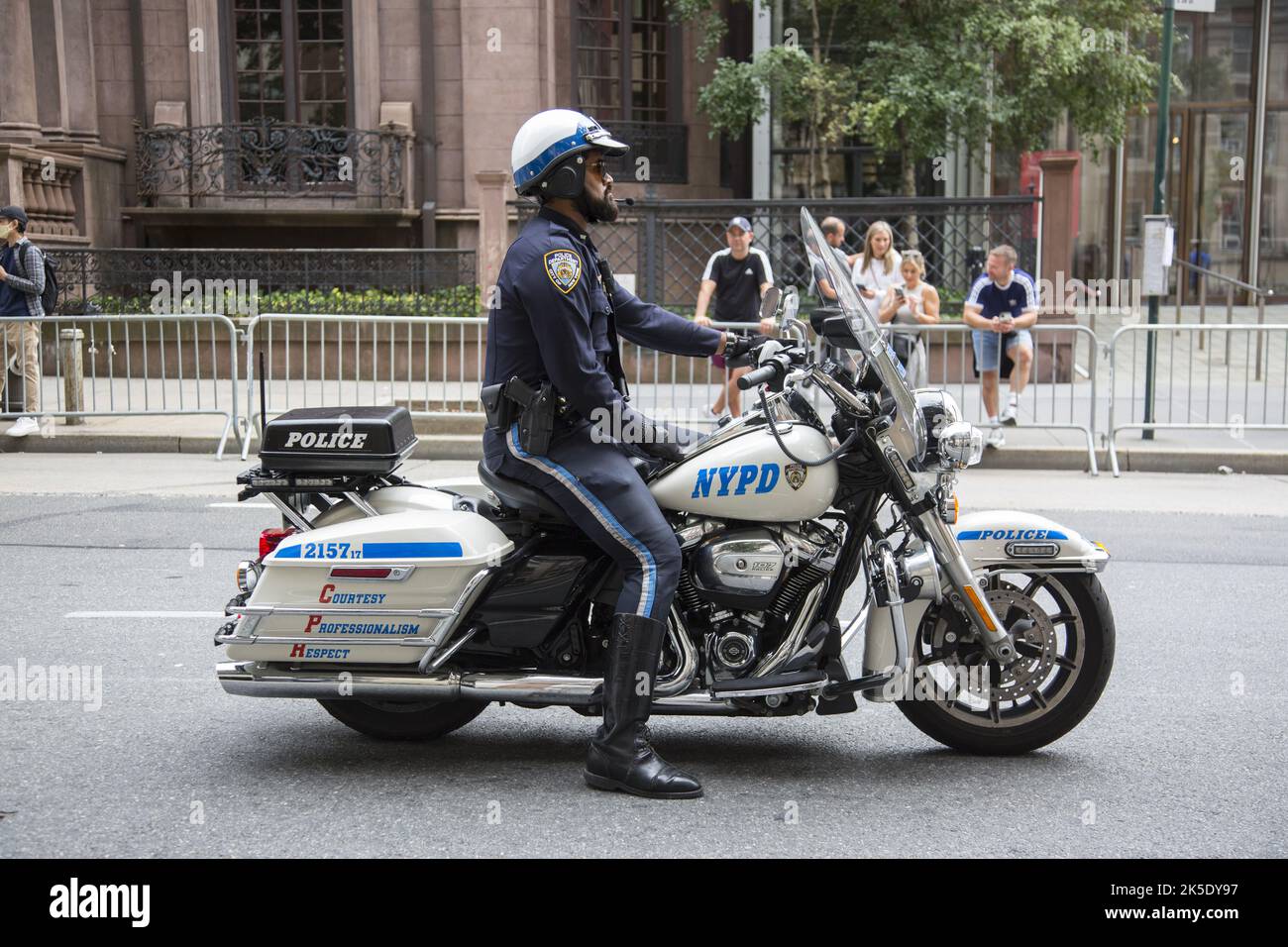 Un officier du NYPD patrouille sur une moto sur Madison Avenue à Manhattan avant le début d'une parade. Banque D'Images