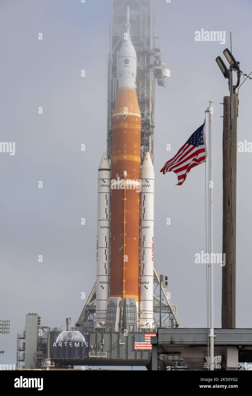 La fusée SLS de la NASA avec le vaisseau spatial Orion est sur le lanceur mobile au Launch Pad 39B, Kennedy Space Center, Floride, le 18 mars 2022. Le Crawler-transporter 2 transportait l'Artemis I empilé à 4,2 milles du bâtiment d'assemblage des véhicules pour une répétition de vêtements mouillés avant le vol sans équipage. Banque D'Images