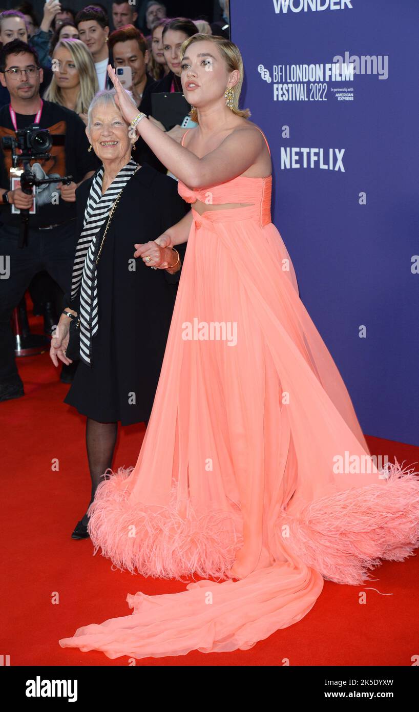 La photo doit être créditée ©Alpha Press 078237 06/10/2022 Florence Pugh et sa grand-mère Granny Pat The Wonder Premiere lors du BFI British film Institute London film Festival 66th à Londres Banque D'Images