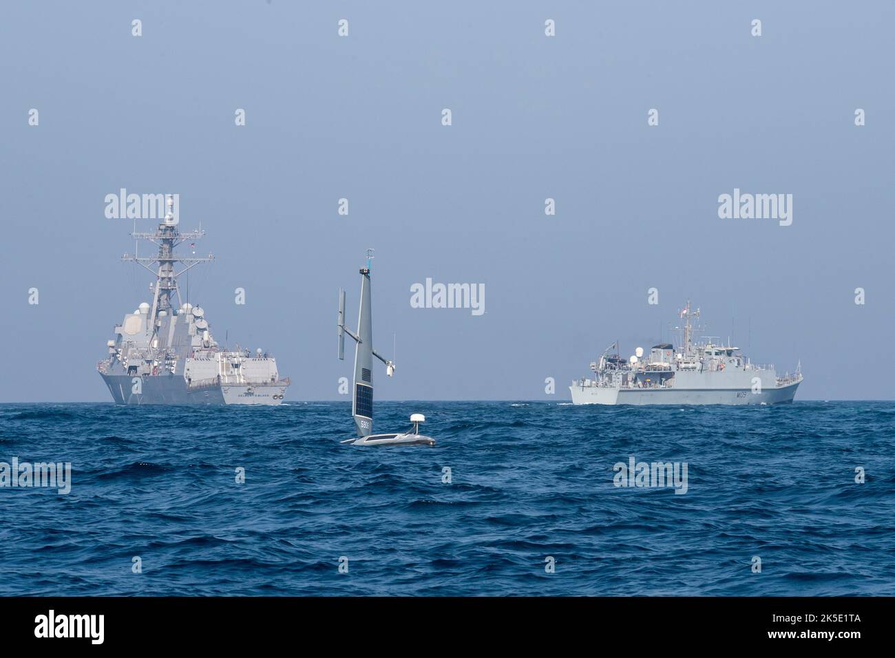 (221007-N-NS602-1002) GOLFE PERSIQUE (OCT 7, 2022) les navires de surface sans pilote de Saildrone Explorer (USV) opèrent avec l'USS Delbert D. Black (DDG 119), le HMS Bangor (M109), le HMS Chiddingfold (M37) et l'USCGC Robert Goldman (WPC 1142) dans le golfe Arabo-Persique pendant l'exercice Phantom Scope, octobre 7. Au cours de l'exercice bilatéral entre les États-Unis et le Royaume-Uni, les USV ont opéré en collaboration avec des navires à équipage et des centres de commandement naval à terre au Bahreïn. (É.-U. Photo de la marine par le spécialiste en communication de masse Roland Franklin) Banque D'Images