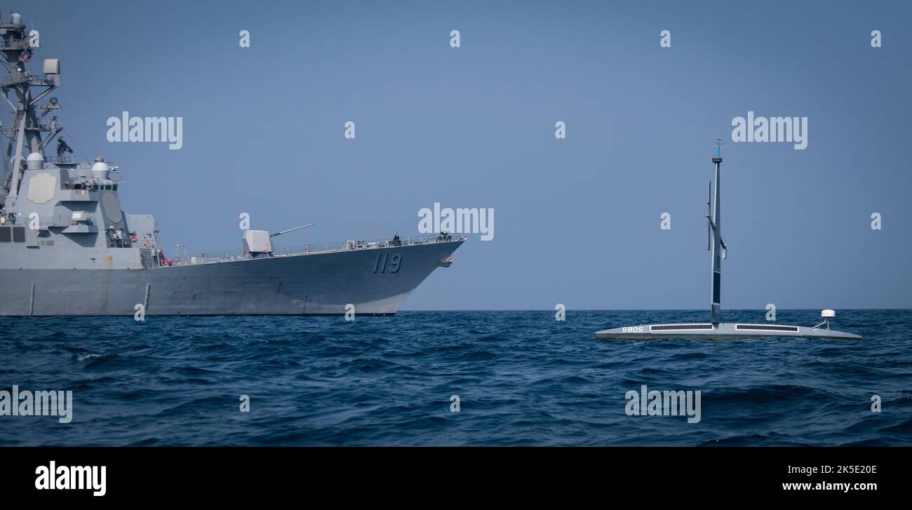 (221007-N-NS602-1349) GOLFE PERSIQUE (OCT 7, 2022) Un navire de surface sans pilote Saildrone Explorer (USV) fonctionne avec le destroyer à missile guidé USS Delbert D. Black (DDG 119) dans le golfe Arabique pendant l'exercice Phantom Scope, octobre 7. Au cours de l'exercice bilatéral entre les États-Unis et le Royaume-Uni, les USV ont opéré en collaboration avec des navires à équipage et des centres de commandement naval à terre au Bahreïn. (É.-U. Photo de la marine par le spécialiste en communication de masse Roland Franklin) Banque D'Images