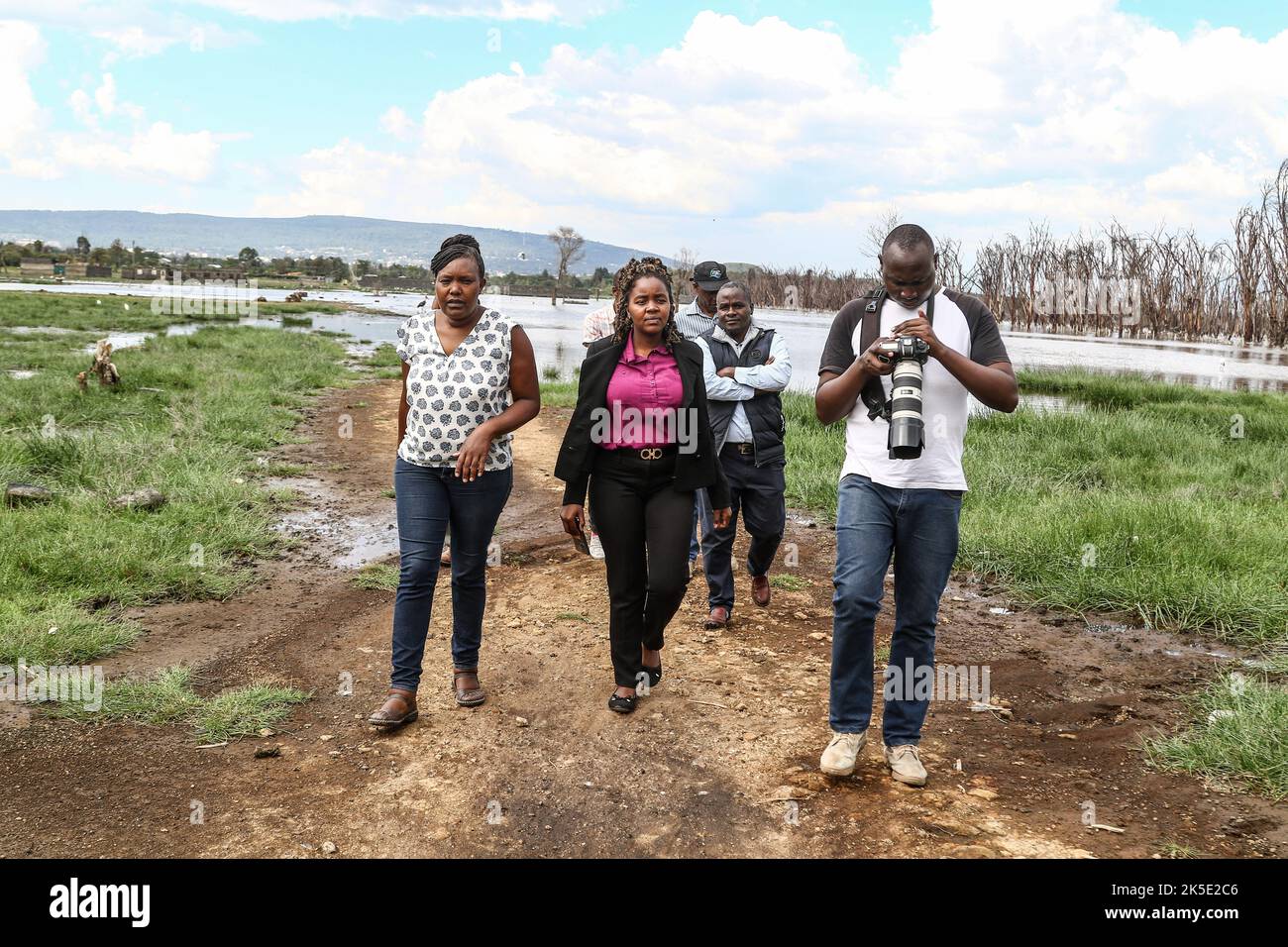 Nakuru, Kenya. 5th octobre 2022. Les journalistes quittent des zones inondées par l'augmentation des niveaux d'eau du lac Nakuru lors d'un événement sur le terrain. Media for Science Health and Agriculture (MESHA), une organisation kenyane de médias, a organisé une mission d'enquête pour que les journalistes comprennent de première main l'impact du changement climatique sur la biodiversité dans le parc national du lac Nakuru. (Image de crédit : © James Wakibia/SOPA Images via ZUMA Press Wire) Banque D'Images