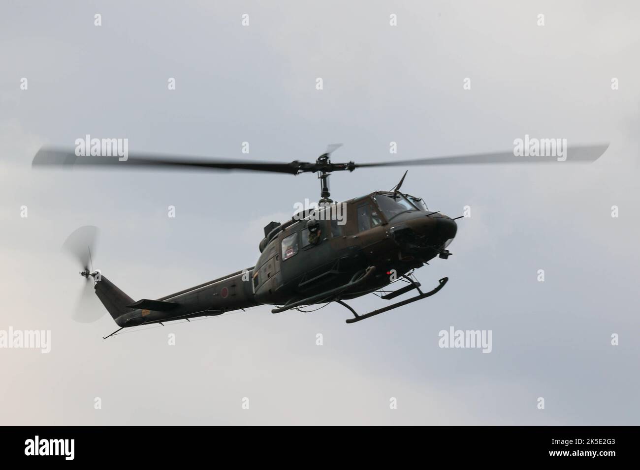 Une Force japonaise d'autodéfense UH-1 Iroquois soutient l'entraînement au feu en direct pendant le Resolute Dragon 22 dans la zone de manœuvre de Yusubetsu, Hokkaido, Japon, le 6 octobre 2022. Resolute Dragon 22 est un exercice bilatéral annuel conçu pour renforcer les capacités défensives de l'Alliance États-Unis-Japon en exerçant un commandement et un contrôle intégrés, le ciblage, les armes combinées et la manœuvre sur plusieurs domaines. (É.-U. Photo du corps marin par Cpl. Lorenzo Ducato) Banque D'Images