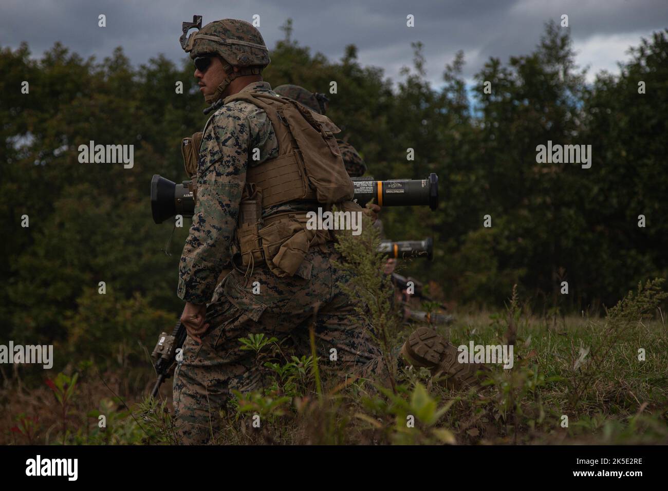 Marines des États-Unis avec 3D Bataillon, 3D Marines, 3D Marine Division se préparer à tirer un lance-roquettes M136 AT4 pendant Resolute Dragon 22 dans la zone de manœuvre de Shikaribetsu, Hokkaido, Japon, le 5 octobre 2022. Resolute Dragon 22 est un exercice bilatéral annuel conçu pour renforcer les capacités défensives de l'Alliance États-Unis-Japon en exerçant un commandement et un contrôle intégrés, le ciblage, les armes combinées et la manœuvre sur plusieurs domaines. (É.-U. Photo du corps marin par Cpl. Diana Jimenez) Banque D'Images