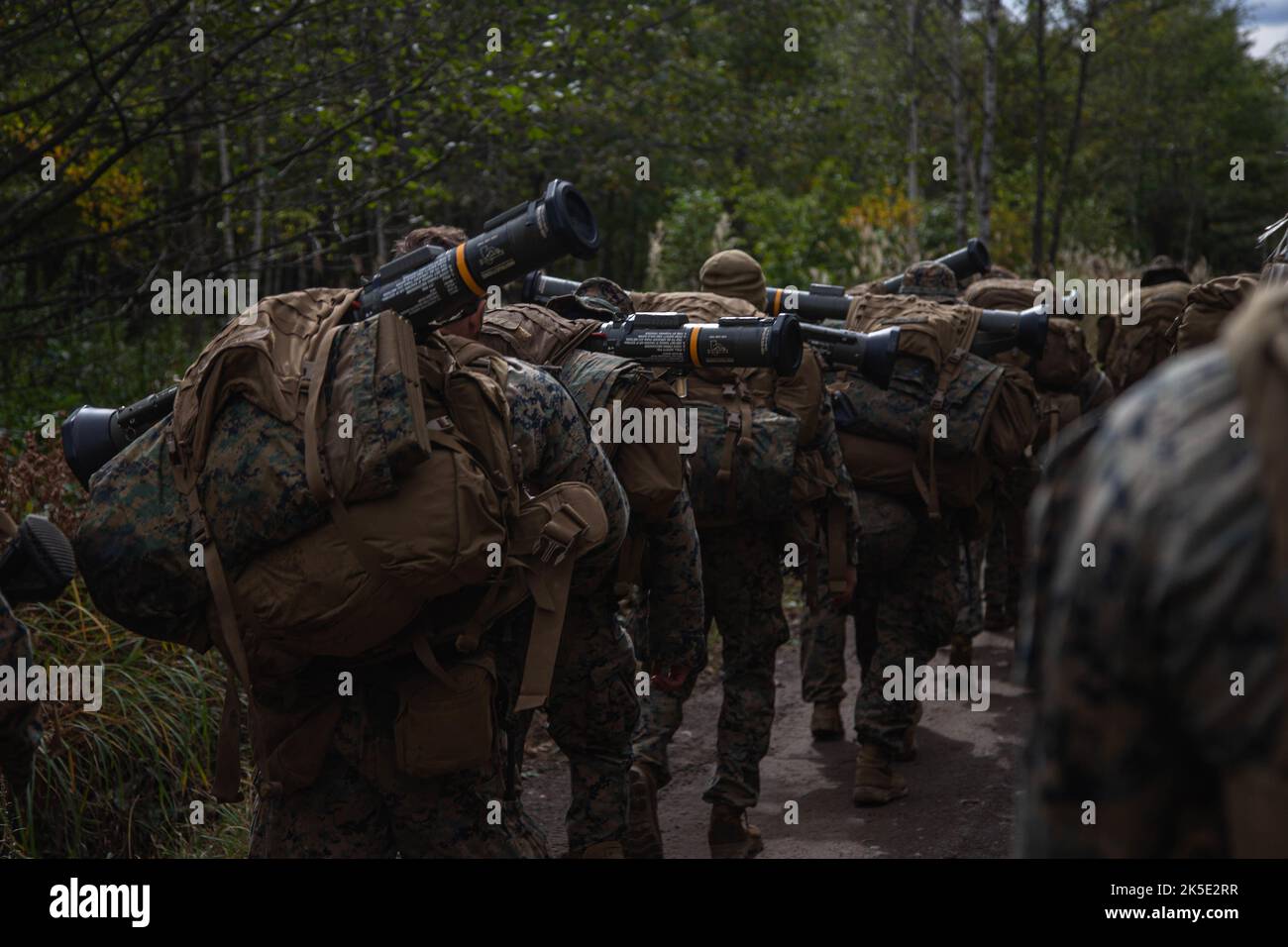 Marines des États-Unis avec 3D Bataillon, 3D Marines, 3D Marine Division randonnée jusqu'à une portée de lance-roquettes M136 AT4 pendant Resolute Dragon 22 à la zone de manœuvre de Shikaribetsu, Hokkaido, Japon, 5 octobre 2022. Resolute Dragon 22 est un exercice bilatéral annuel conçu pour renforcer les capacités défensives de l'Alliance États-Unis-Japon en exerçant un commandement et un contrôle intégrés, le ciblage, les armes combinées et la manœuvre sur plusieurs domaines. (É.-U. Photo du corps marin par Cpl. Diana Jimenez) Banque D'Images