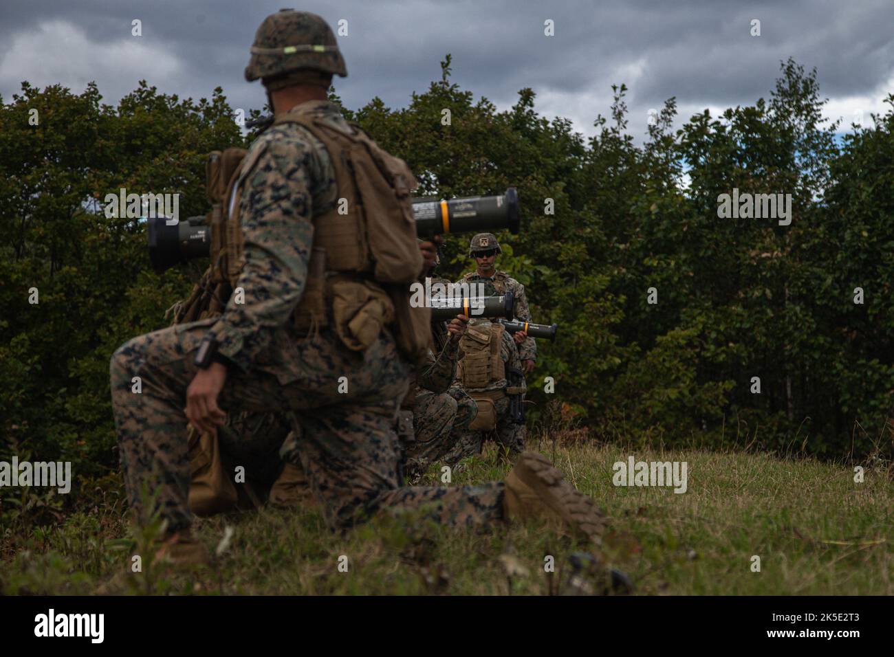 Marines des États-Unis avec 3D Bataillon, 3D Marines, 3D Marine Division se préparer à tirer un lance-roquettes M136 AT4 pendant Resolute Dragon 22 dans la zone de manœuvre de Shikaribetsu, Hokkaido, Japon, le 5 octobre 2022. Resolute Dragon 22 est un exercice bilatéral annuel conçu pour renforcer les capacités défensives de l'Alliance États-Unis-Japon en exerçant un commandement et un contrôle intégrés, le ciblage, les armes combinées et la manœuvre sur plusieurs domaines. (É.-U. Photo du corps marin par Cpl. Diana Jimenez) Banque D'Images
