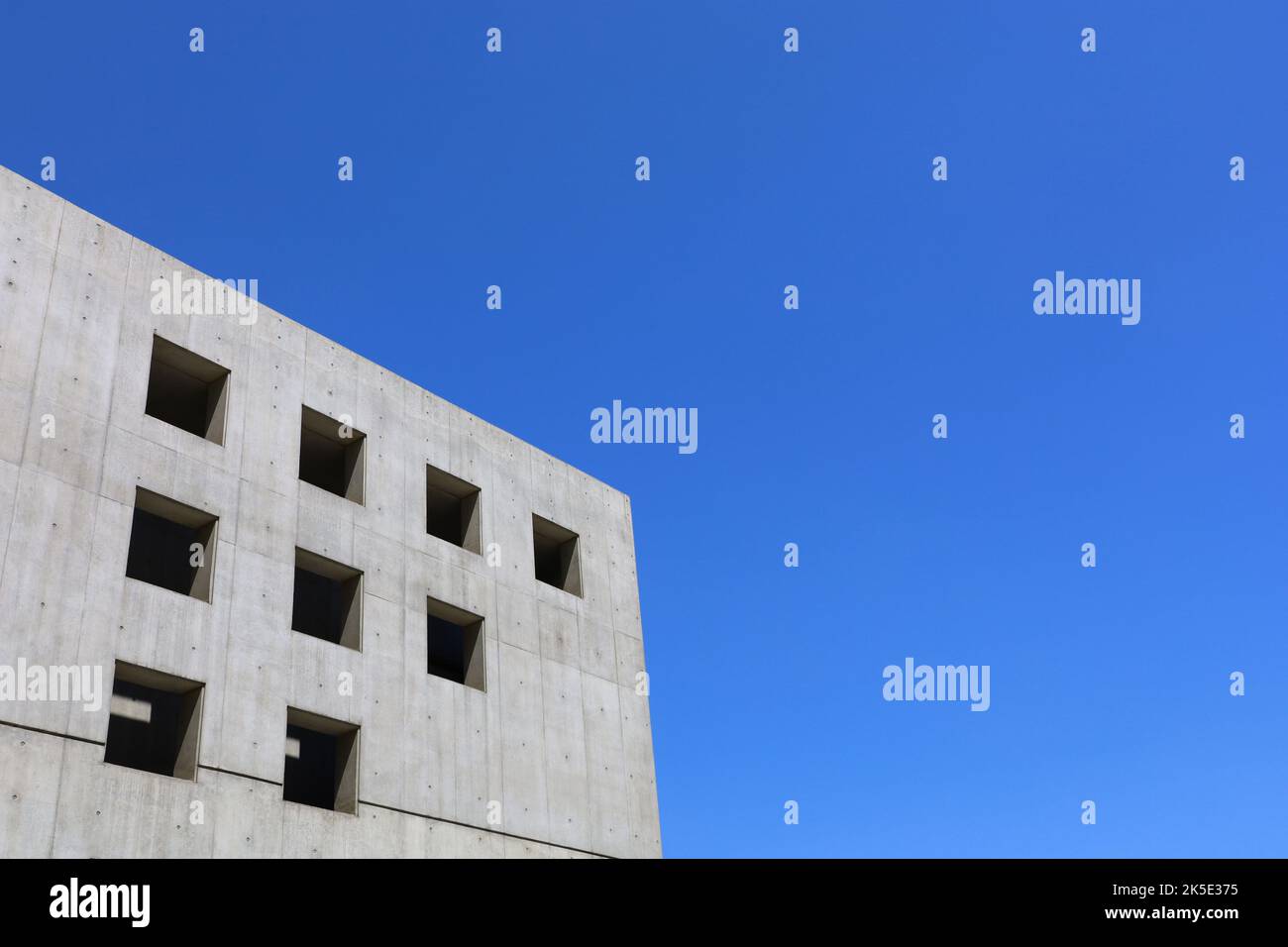 Ciel bleu clair et bâtiment en béton gris Banque D'Images