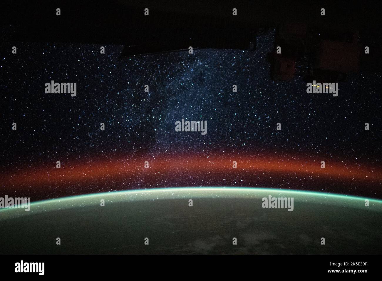 L'ISS a capturé une image de longue durée à 259 miles au-dessus de Vanuatu au nord-est de l'Australie. La voie lactée est visible au-dessus de la lueur atmosphérique terrestre à l'horizon. Banque D'Images
