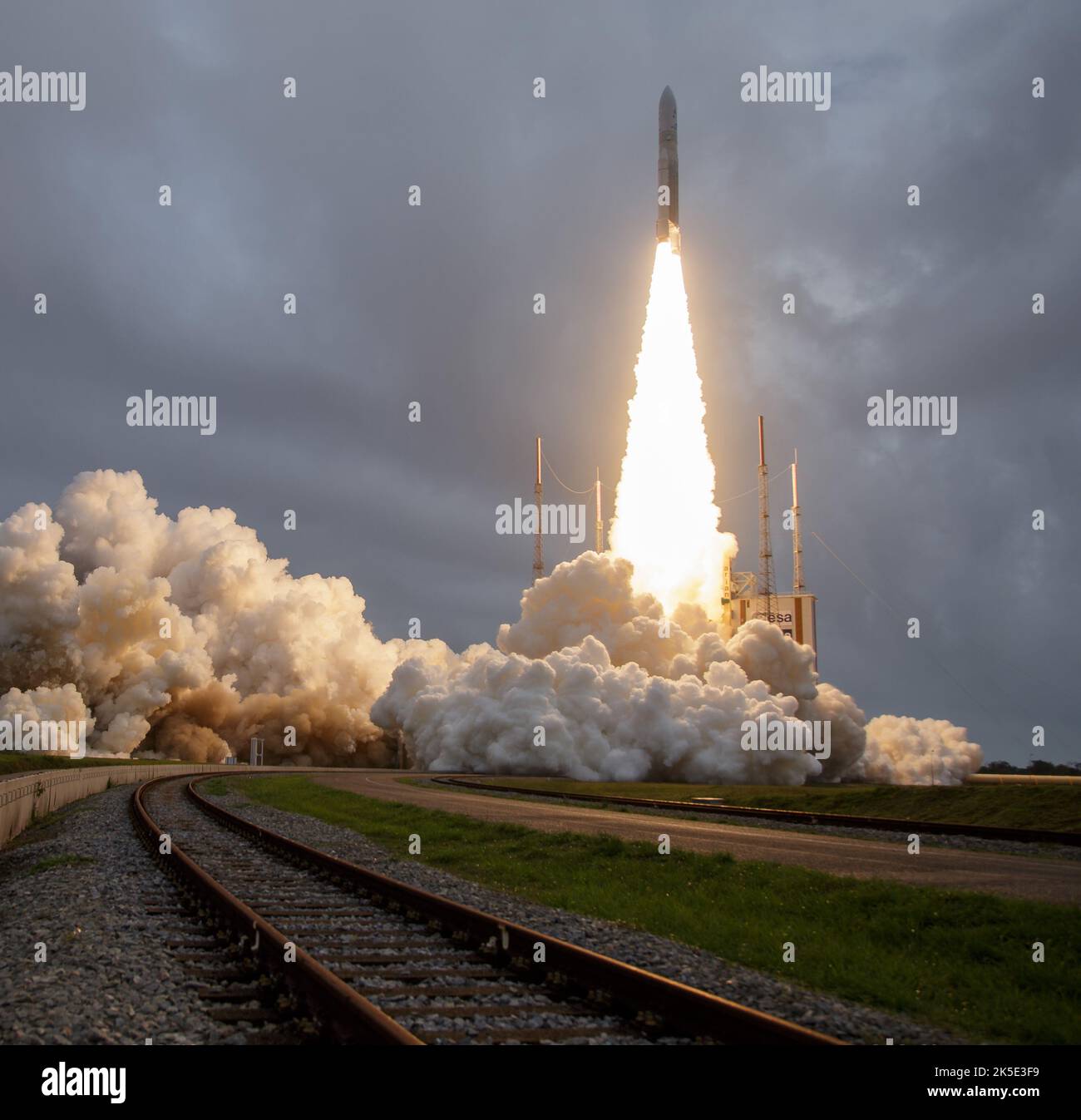 La fusée Ariane 5 d'Arianespace est lancée avec le télescope spatial James Webb de la NASA à bord, le 25 décembre 2021, à partir de la zone de lancement ELA-3 du Spaceport d'Europe au Centre spatial de la Guyane à Kourou, en Guyane française. Le télescope spatial James Webb (JWST ou Webb) est un grand télescope infrarouge doté d'un miroir primaire de 21,3 pieds (6,5 mètres). L'observatoire étudiera chaque phase de cosmique historyÑfrom dans notre système solaire aux galaxies observables les plus éloignées dans le premier univers une version optimisée d'une image par le photographe senior de la NASA Bill Ingalls; obligatoire crédit NASA / B.Ingalls Banque D'Images