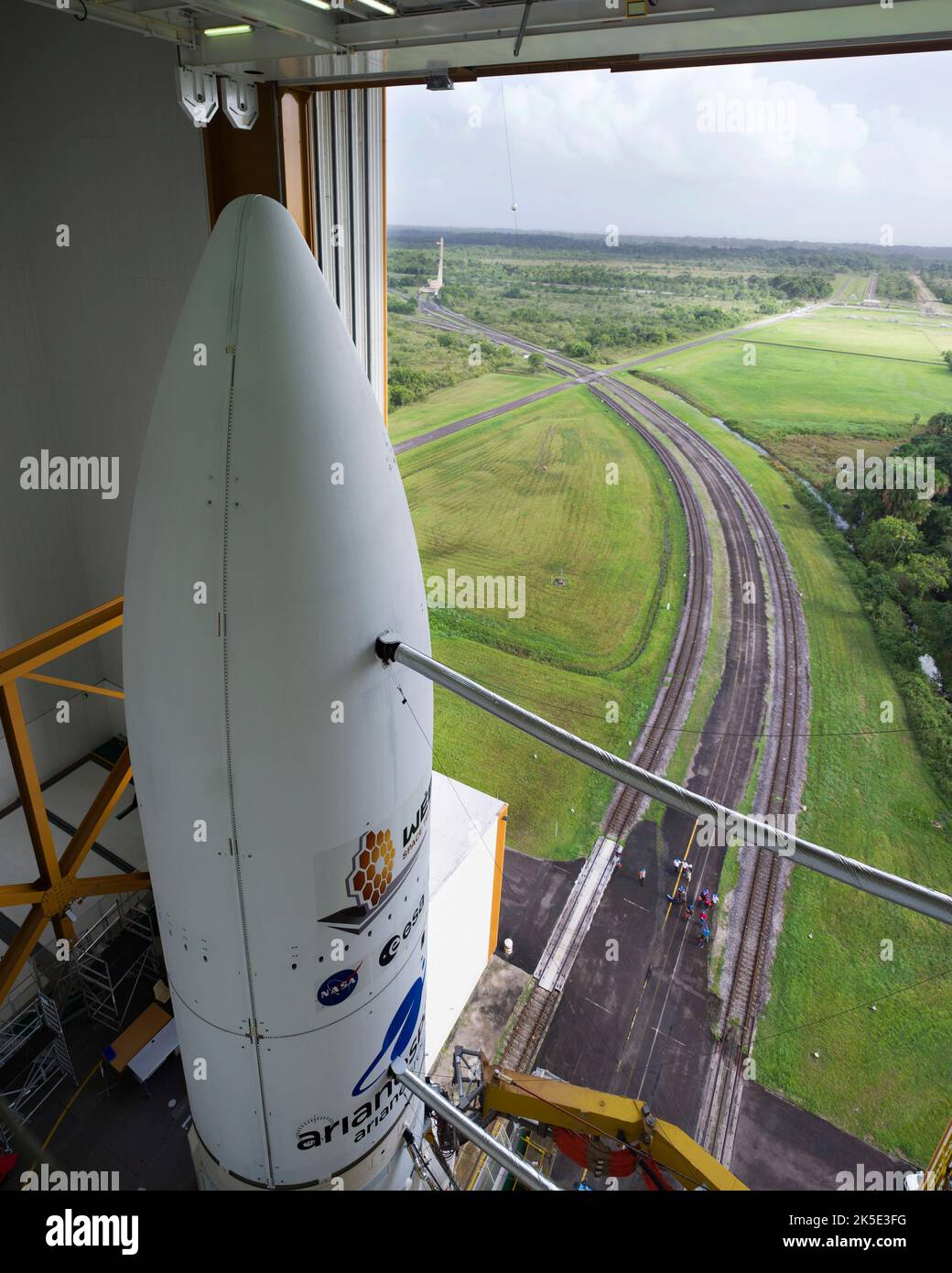 Une fusée Ariane 5 avec le télescope spatial James Webb (JWST ) à bord, dans le bâtiment d'assemblage final avant le lancement prévu, le 23 décembre 2021, au Spaceport d'Europe, le Centre spatial de la Guyane à Kourou, en Guyane française. Le JWST est un grand télescope infrarouge doté d'un miroir primaire de 6,5 mètres. L'observatoire étudiera chaque phase du historyÑfrom cosmique dans notre système solaire aux galaxies observables les plus éloignées dans le début de l'univers. Une version optimisée d'une image de la NASA par le photographe principal expérimenté Chris Gunn. Crédit: NASA/Chris Gunn. Pour usage éditorial uniquement. Banque D'Images