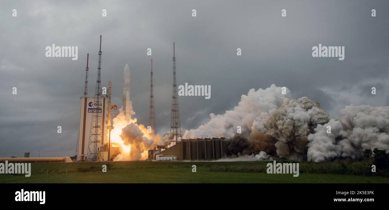 La fusée Ariane 5 d'Arianespace est lancée avec le télescope spatial James Webb de la NASA à bord, le samedi 25 décembre 2021, à partir de la zone de lancement ELA-3 du Spaceport d'Europe au Centre spatial de la Guyane à Kourou, en Guyane française. Le télescope spatial James Webb (parfois appelé JWST ou Webb) est un grand télescope infrarouge doté d'un miroir primaire de 21,3 pieds (6,5 mètres). L'observatoire étudiera chaque phase du historyÑfrom cosmique dans notre système solaire aux galaxies observables les plus éloignées dans le début de l'univers. Image de Bill Ingalls, photographe senior de la NASA / Credit B.Ingalls/NASA. Banque D'Images